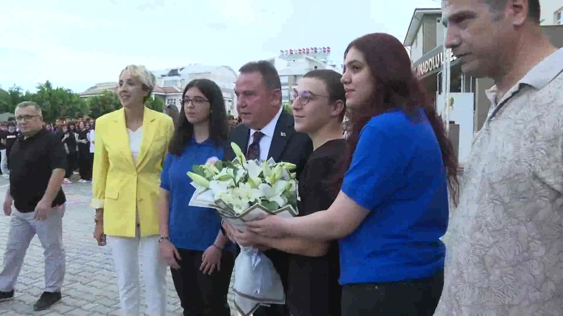 MUHİTTİN BÖCEK YENİ EĞİTİM ÖĞRETİM YILINI ÖĞRENCİLERLE KARŞILADI