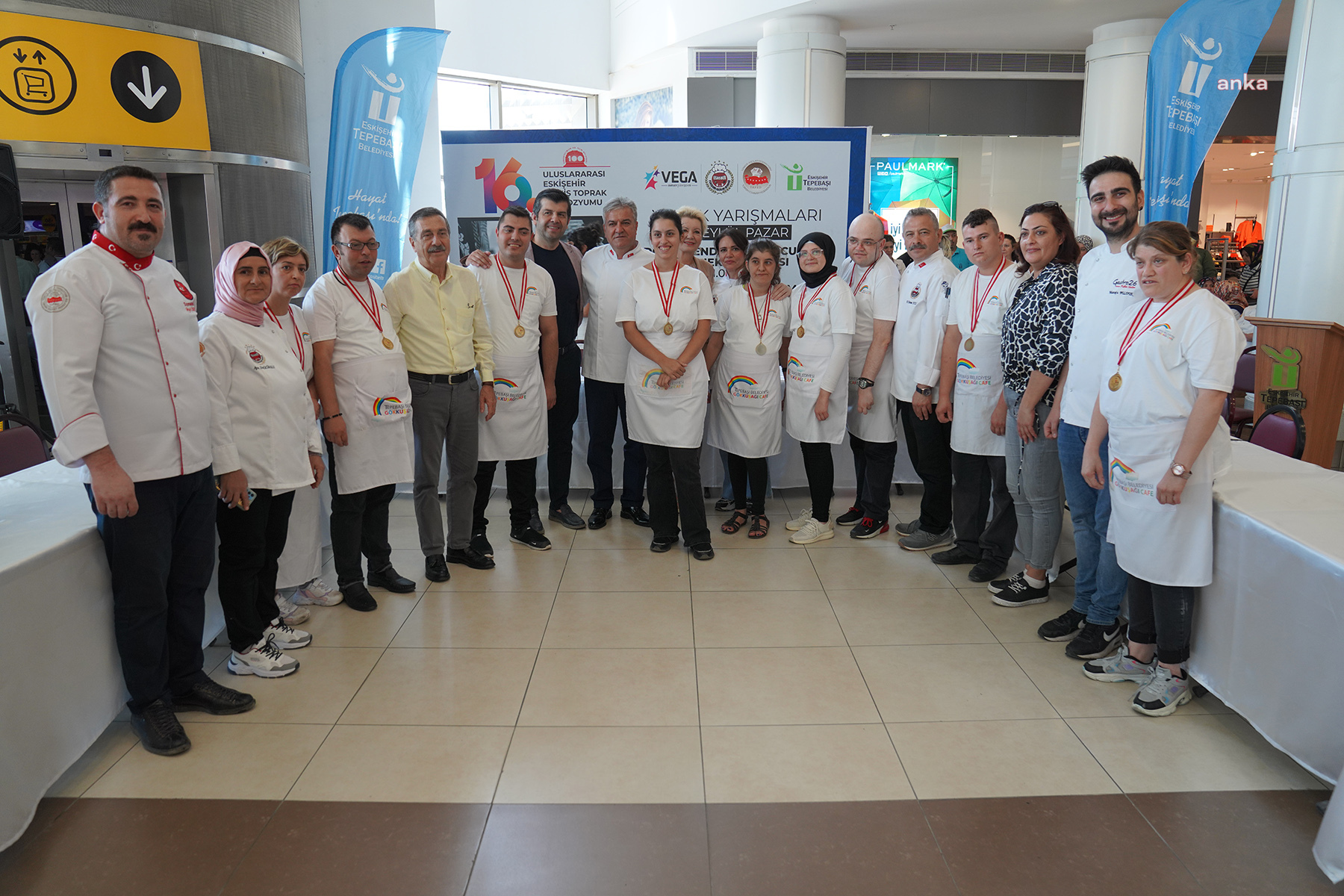 TEPEBAŞI'NDA DOWN SENDROMLU GENÇLERİN YEMEK YARIŞMASINDA DOSTLUK KAZANDI
