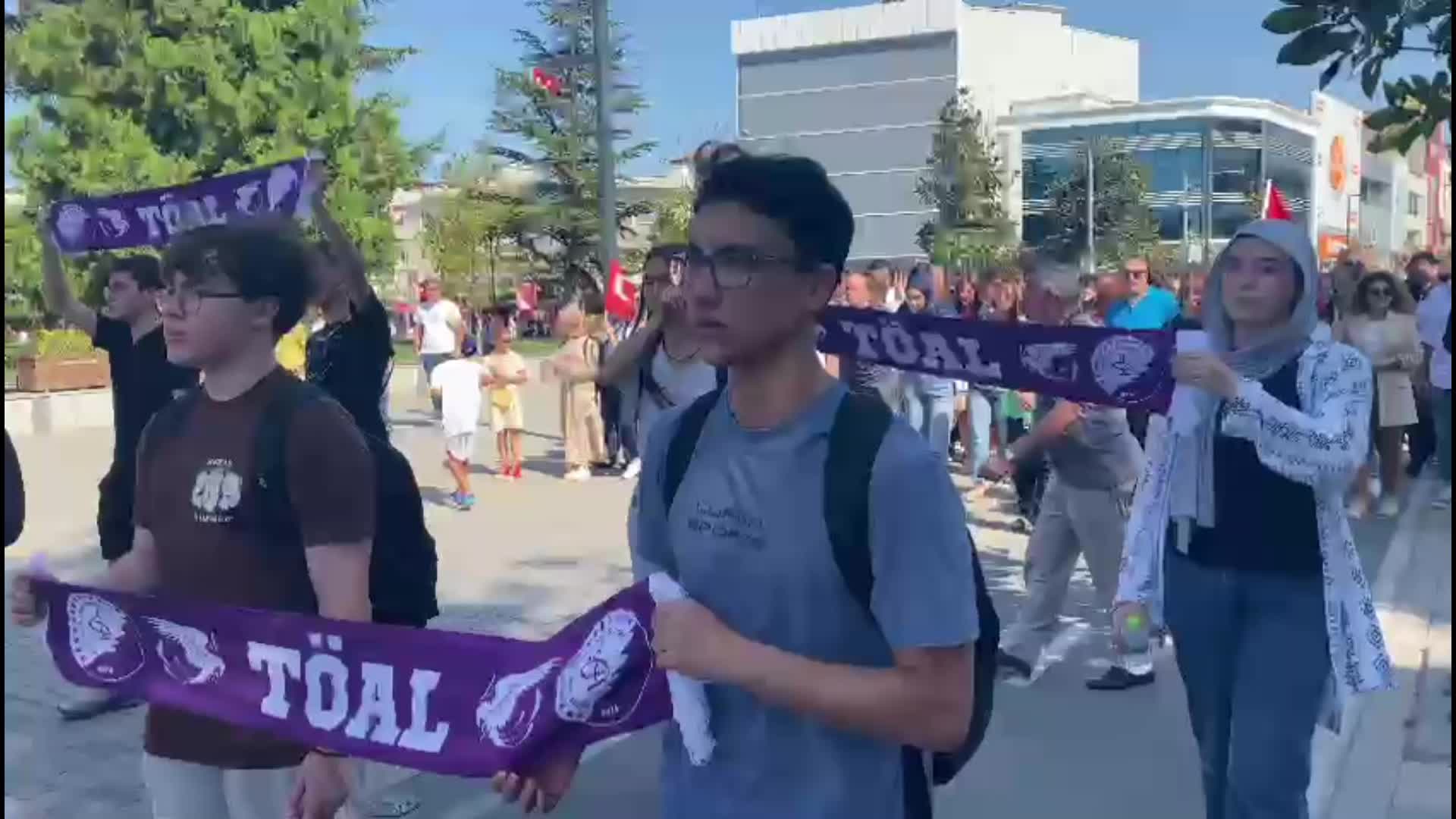 DÜZCE’DE TURGUT ÖZAL LİSESİ ÖĞRENCİ VE VELİLERİ OKUL BİNALARININ YAPILMASI İÇİN SESSİZ YÜRÜYÜŞ EYLEMİ YAPTI