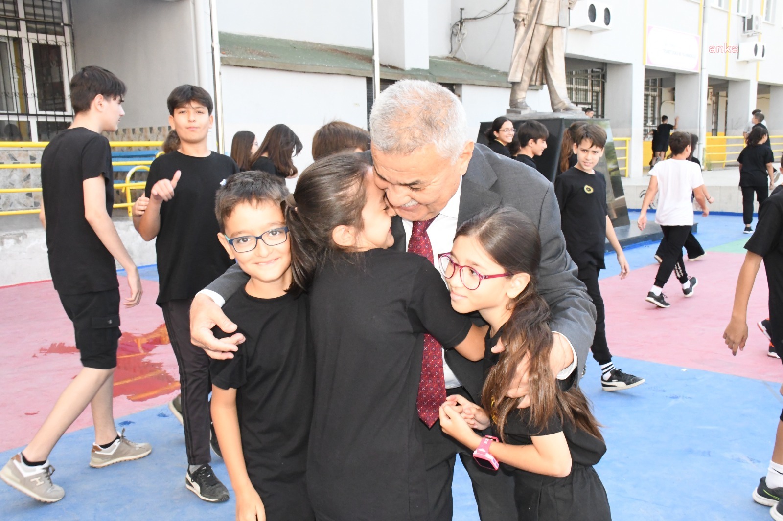 TORBALI BELEDİYE BAŞKANI TEKİN, OKULUN İLK GÜNÜ ÖĞRENCİLERİ YALNIZ BIRAKMADI