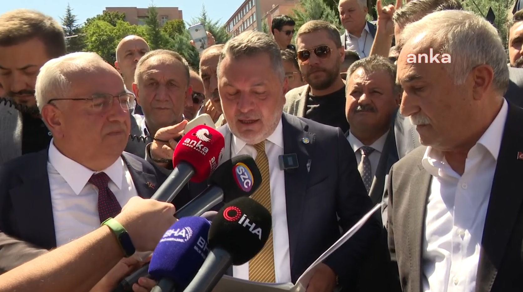 İYİ PARTİ ANKARA İL BAŞKANLIĞI’DAN MİLLİ EĞİTİM BAKANLIĞI ÖNÜNDE AÇIKLAMA: “BİNLERCE ÖĞRENCİMİZ OKULA AÇ GİDERKEN BU KONUDA NEDEN ÖNLEM ALINMAMAKTADIR? İKTİDAR, OKULLARDA ÜCRETSİZ YEMEK SÖZÜNÜ YERİNE GETİRMEK İÇİN NEYİ BEKLENMEKTEDİR?”