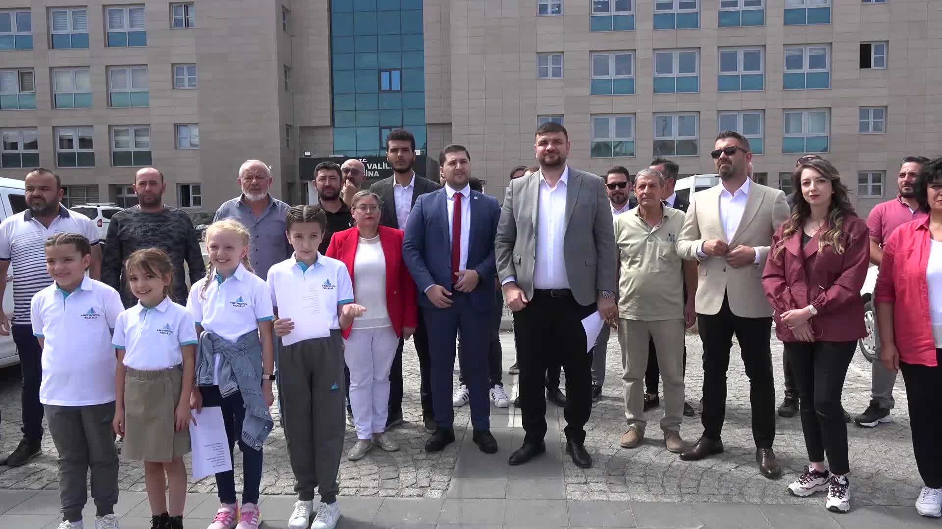 İYİ PARTİ AKSARAY İL BAŞKANLIĞI MİLLİ EĞİTİM MÜDÜRLÜĞÜ ÖNÜNDE AÇIKLAMA YAPTI: "BİZDEN KOPYA ÇEKEREK VERDİĞİNİZ ÜCRETSİZ YEMEK SÖZÜNÜ YERİNE GETİRİN"