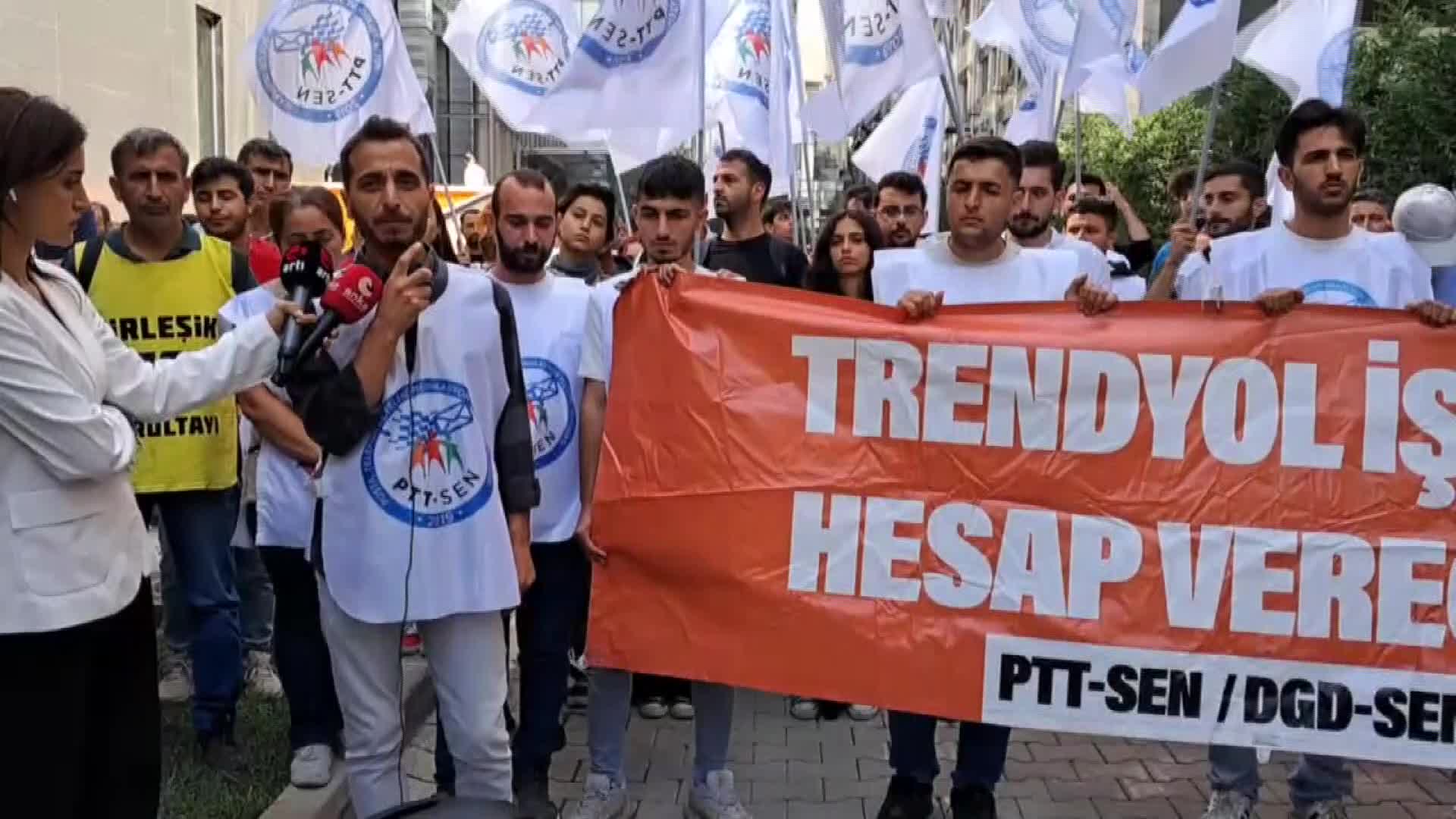 TRENDYOL İŞÇİLERİ DİRENİŞLERİNİN 15. GÜNÜNDE ŞİRKET GENEL MERKEZ ÖNÜNDE TOPLANDI: "BELİRLİ SÜRELİ İŞ SÖZLEŞMESİ BÜTÜN SENDİKAL KAZANIMLARA SALDIRIDIR"