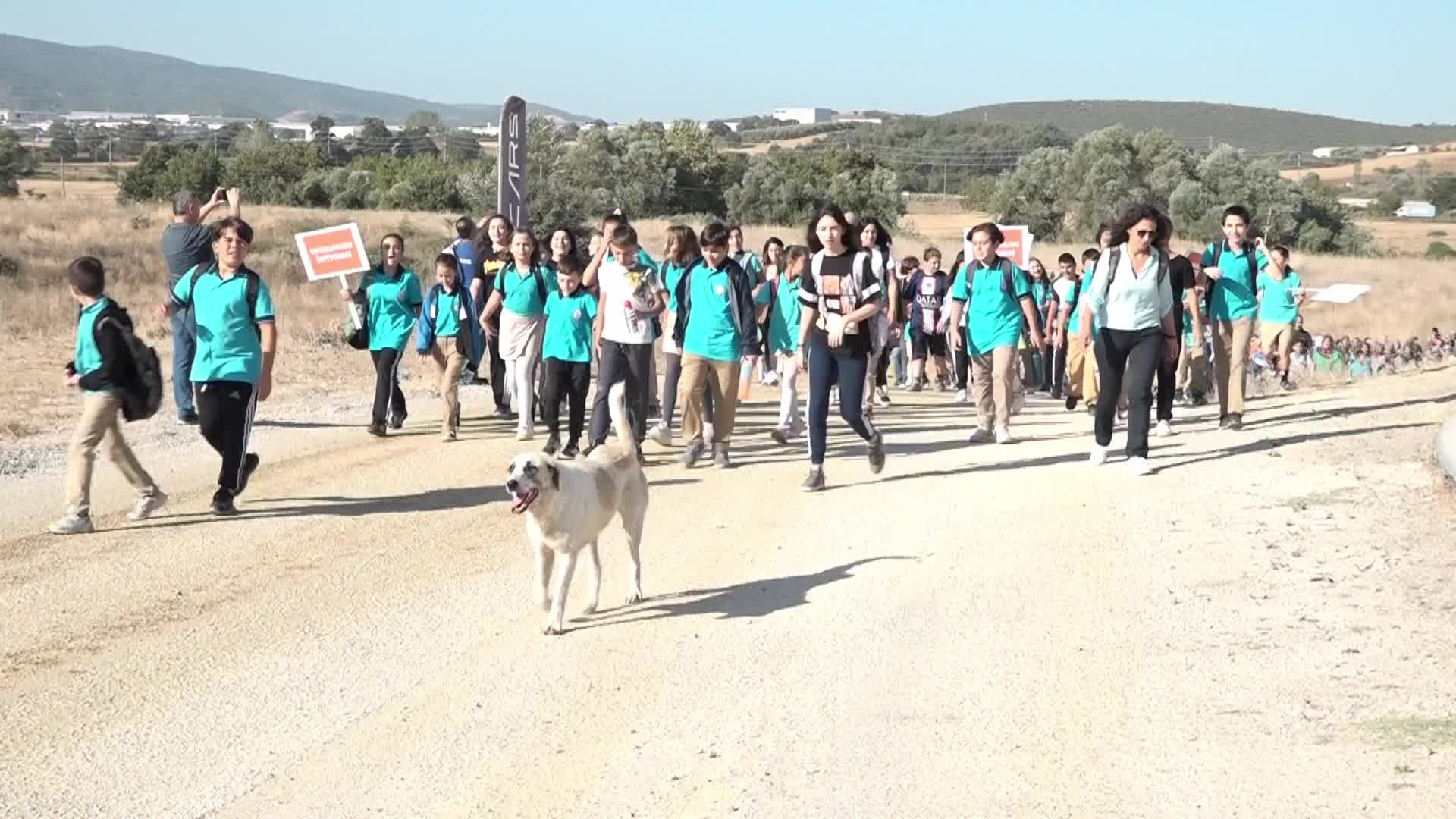 HASANAĞALI ÇOCUKLAR EĞİTİMİN İLK GÜNÜ OKULLARINA GİTMEK İÇİN 1 SAAT YOL YÜRÜDÜ