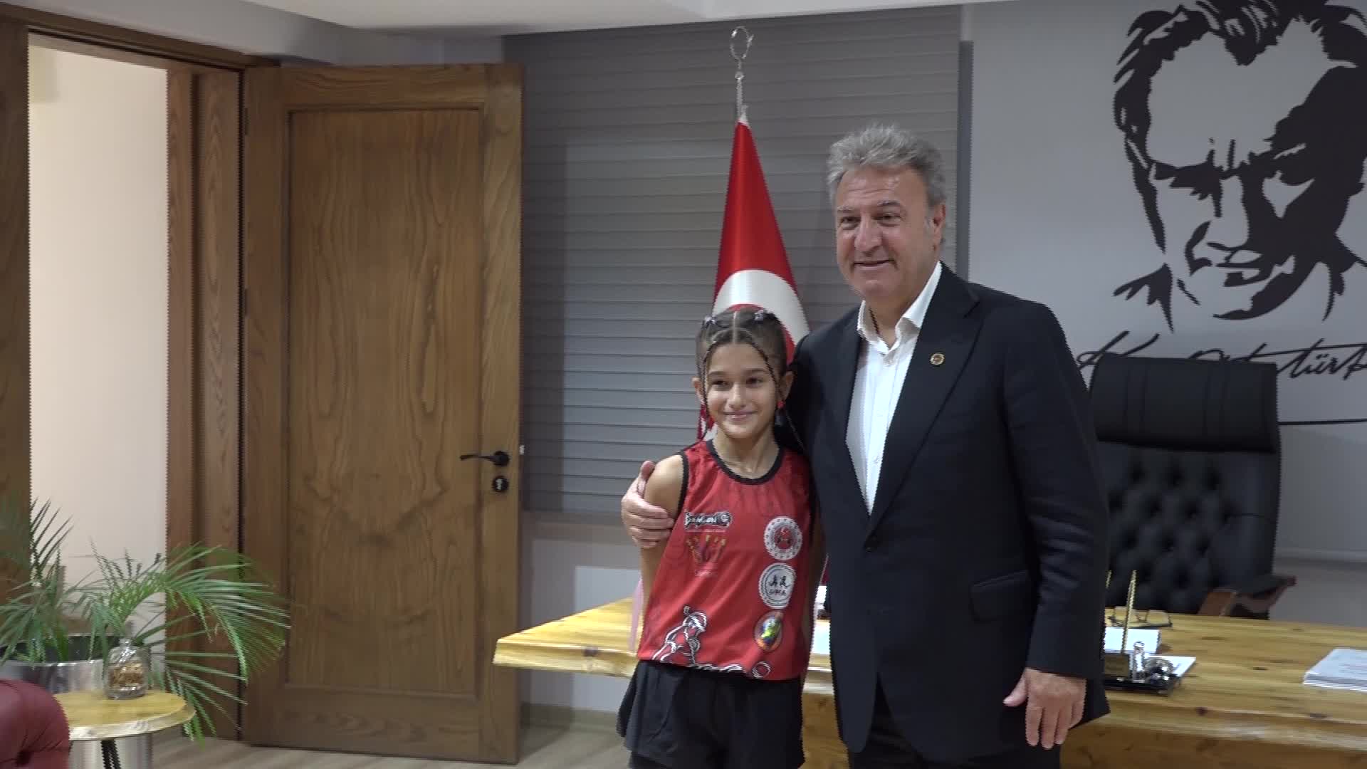 MİNİK ŞAMPİYONDAN BORNOVA BELEDİYE BAŞKANI İDUĞ’A ZİYARET