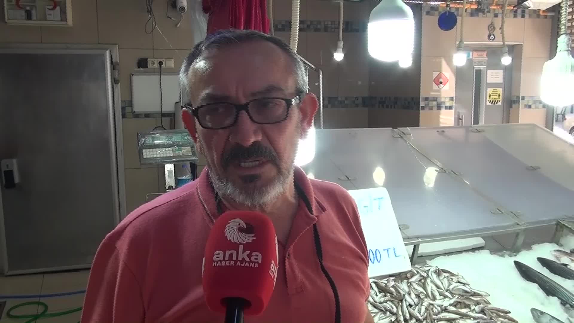 SİNOPLU BALIKÇI GÜNDOĞDU: “25 YILDIR TEZGAHTA BALIK SATIYORUM BU KADAR KRİZ GÖRMEDİM”