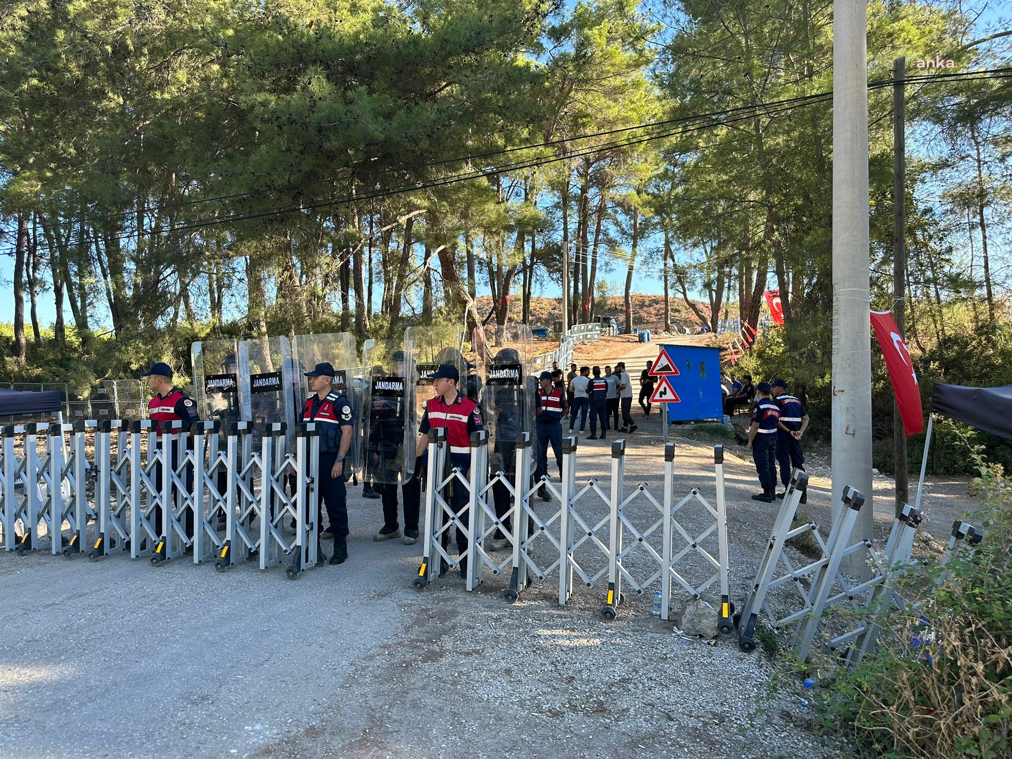 AKBELEN’DE JANDARMA NÖBET ALANINA GİRDİ, KÖYLÜLERİN ÇADIRLARI SÖKÜLDÜ