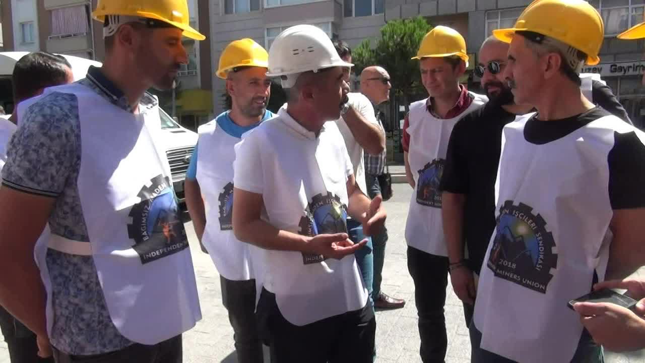 BAĞIMSIZ MADEN İŞ SENDİKASI'NA ÜYE OLDUĞU GEREKÇESİYLE İŞTEN ÇIKARILDIĞINI SÖYLEYEN SOMALI İŞÇİ RAMAZAN GÜNDOĞAN VE SENDİKA TEMSİLCİLERİ OTURMA EYLEMİ BAŞLATTI