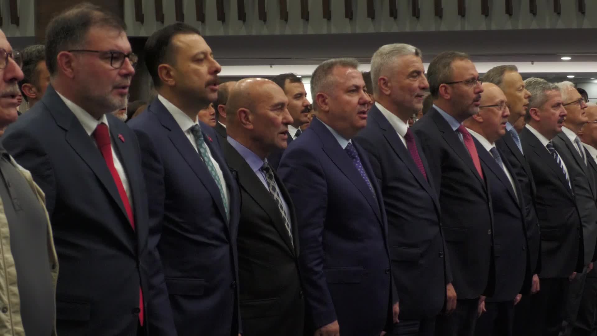 TİCARET BAKANI BOLAT’IN İZMİR’DE KATILDIĞI "İŞ DÜNYASI" TOPLANTISINDA PROTOKOL KRİZİ YAŞANDI... EV SAHİBİ BAŞKANLAR PROTOKOLDE YER BULAMADI