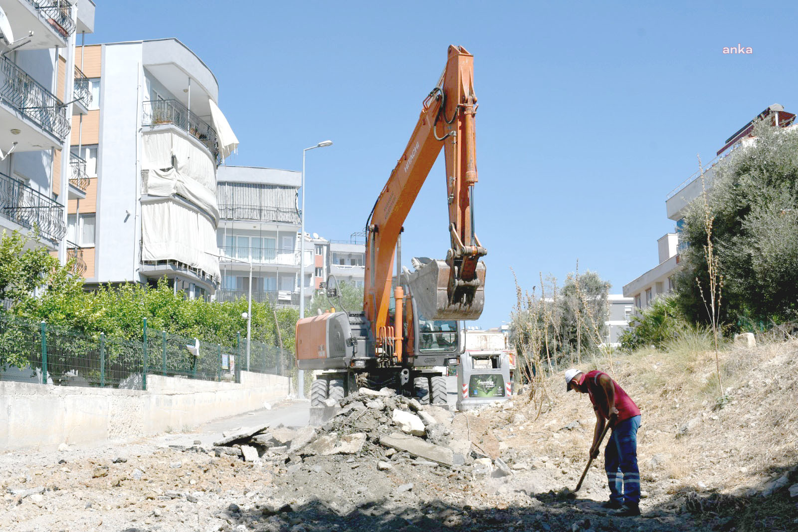 KUŞADASI EGE MAHALLESİ YENİ YOLLARINA KAVUŞUYOR