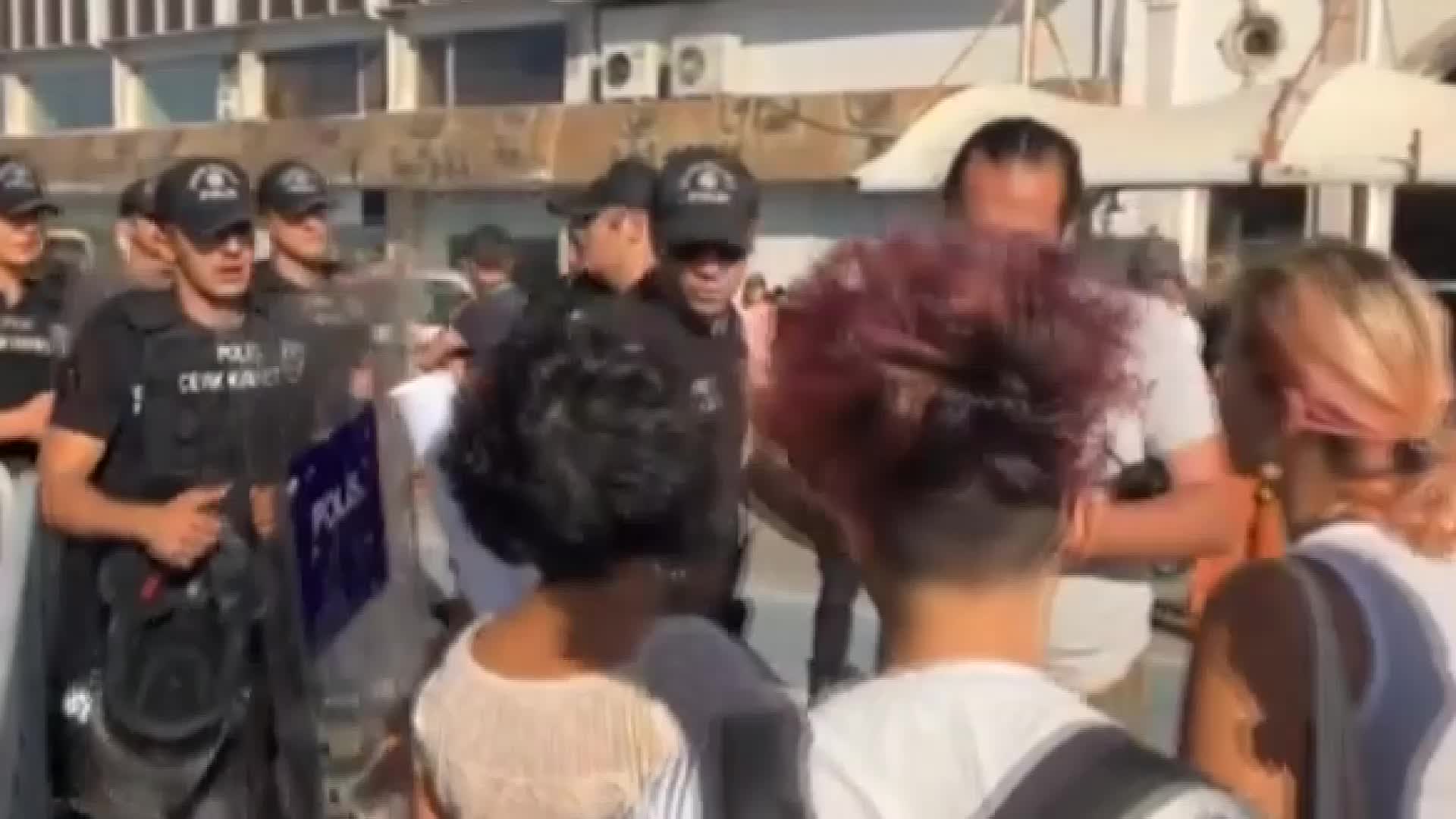 İZMİR’DE RTÜK’Ü PROTESTO ETMEK İSTEYENLERE POLİS MÜDAHALE ETTİ: 10 KİŞİ GÖZALTINA ALINDI