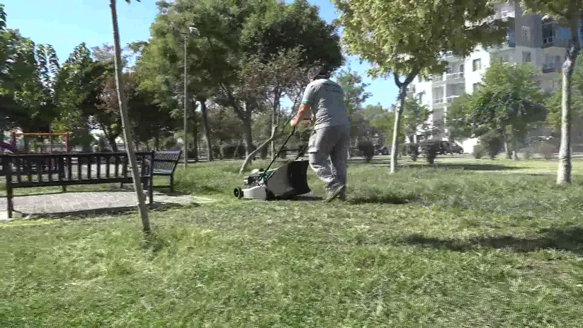BORNOVA BELEDİYESİ’NDEN PARKLARA TİTİZ BAKIM