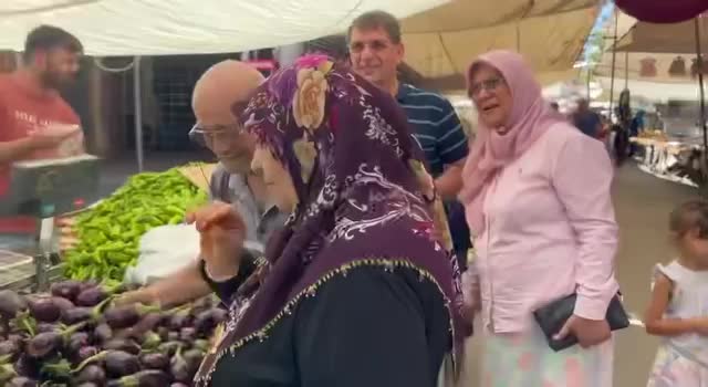 OSMANİYE'DE PAZAR ALIŞVERİŞİ YAPAN VATADANDAŞ: "ÇOĞU ZAMAN OTURUP AĞLAYASIM GELİYOR"