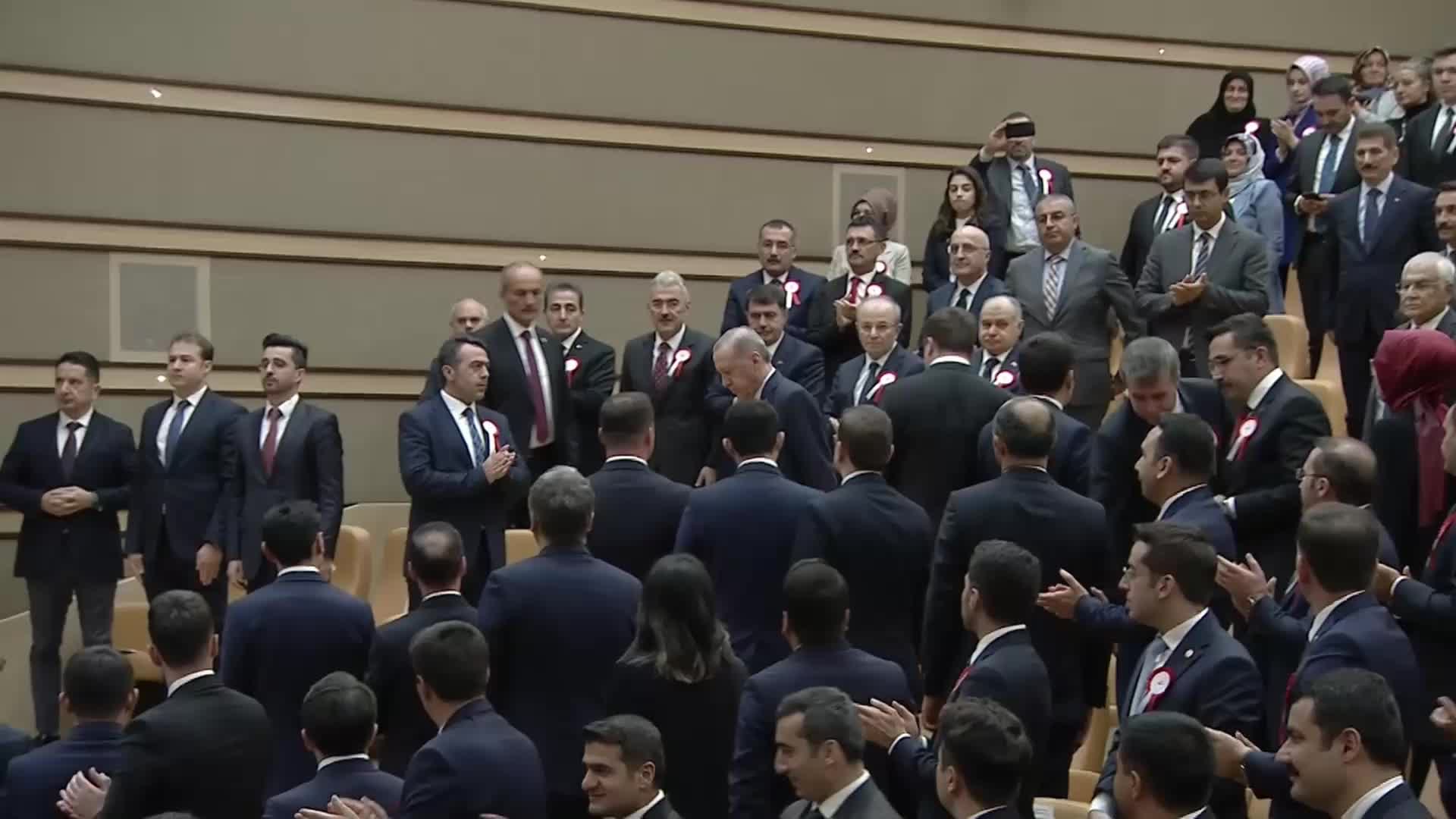 CUMHURBAŞKANI ERDOĞAN: “ESKİ TÜRKİYE’DE OLDUĞU GİBİ DEVLETLE MİLLET ARASINDA AŞILMAZ DUVARLAR ÖREN VESAYETÇİ ANLAYIŞI DA KABUL ETMİYORUZ”