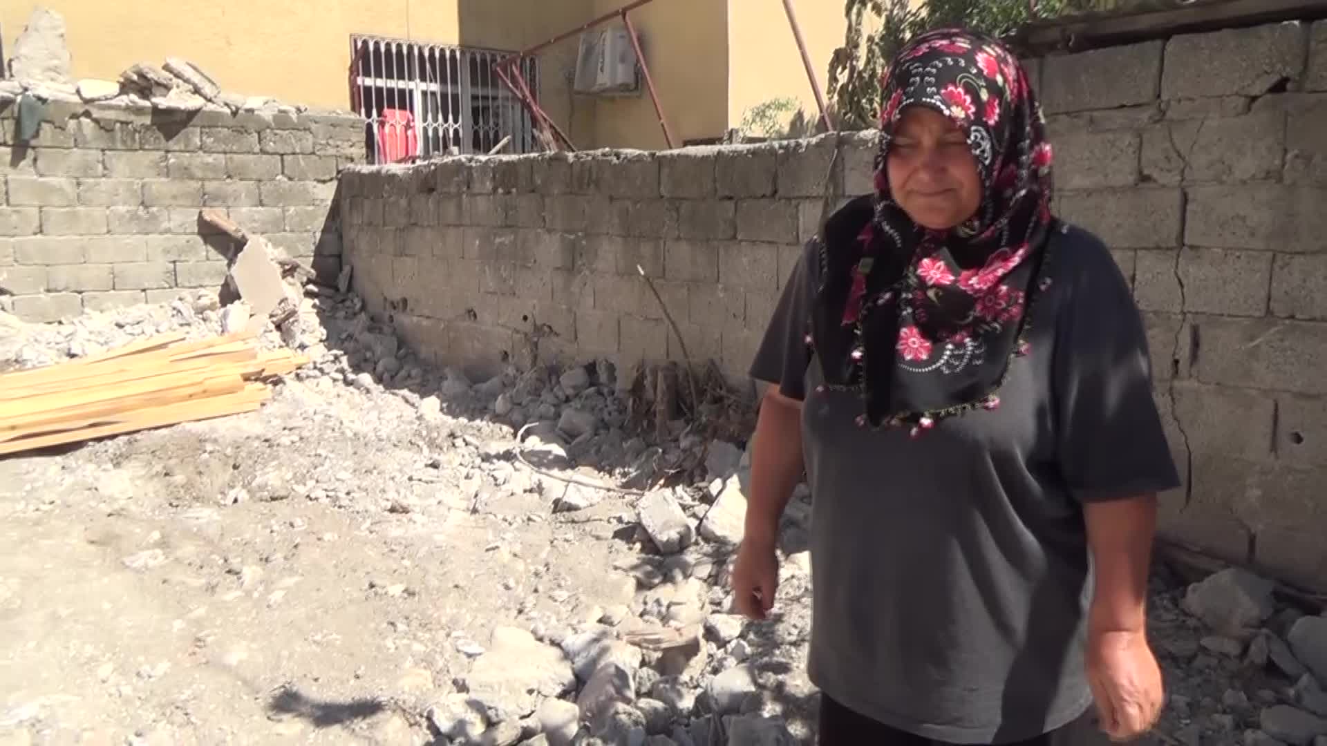 KADİRLİ’DE DEPREMDE EVİ YIKILAN, İKİ ÇOCUĞUYLA BAHÇEDE SANDALYE ÜZERİNDE YAŞAMAYA ÇALIŞAN FİZİKSEL ENGELLİ ANNE: "ÇOCUKLARIMI OKULA YAZDIRAMADIM. PERİŞANIM"