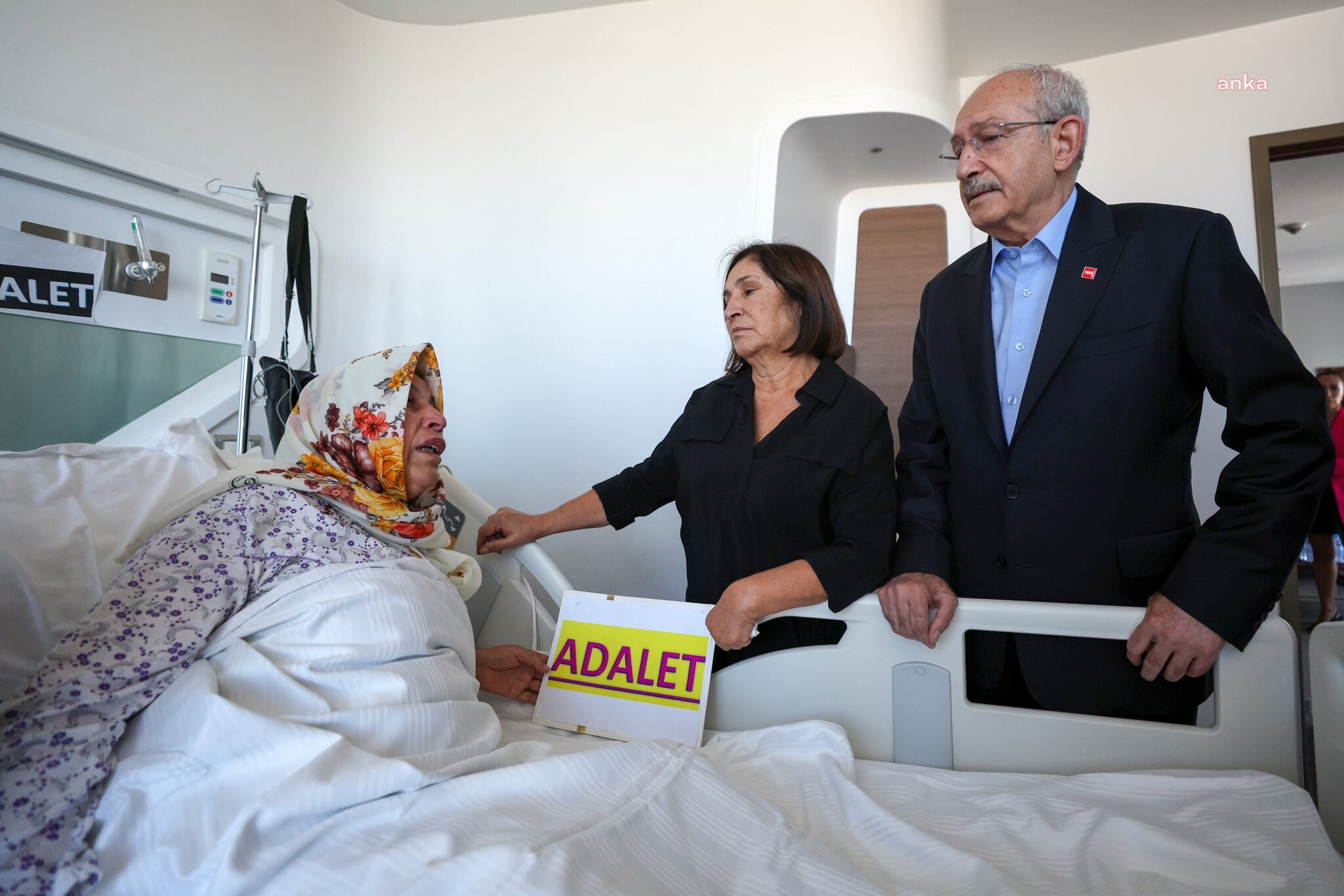 KILIÇDAROĞLU, EMİNE ŞENYAŞAR’I ZİYARET ETTİ: “ERDOĞAN, KATİLLERİ ‘SENDEN-BENDEN’ DİYE Mİ AYIRIYORSUN? GÖZLERİ ÖNÜNDE AİLESİ KATLEDİLEN EMİNE HANIM’IN FERYADINI NEDEN DUYMUYORSUN? TEK BAŞIMA BİLE KALSAM EMİNE HANIM VE AİLESİ İÇİN ADALET ARAYACAĞIM”