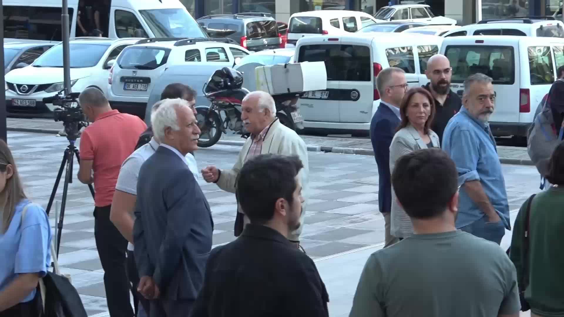 SPUTNİK GREVİ 30. GÜNÜNDE.... TÜRKİYE GAZETECİLER SENDİKASI: "GAYRİ AHLAKİ BİR ŞEKİLDE KALKTIĞINIZ MASAYA DÖNÜN, ATILAN 24 ÜYEMİZİ İŞE İADE EDİN"
