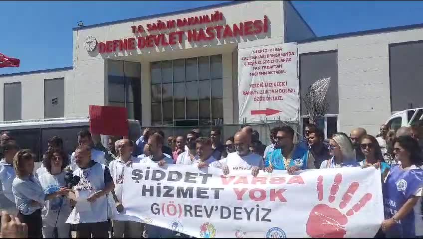 DEPREMZEDE HATAY’DA SAĞLIKTA ŞİDDET PROTESTOSU: “HEKİMLERİNİZE, SAĞLIK EMEKÇİLERİNE, HATAY’A NE ZAMAN SAHİP ÇIKACAKSINIZ”