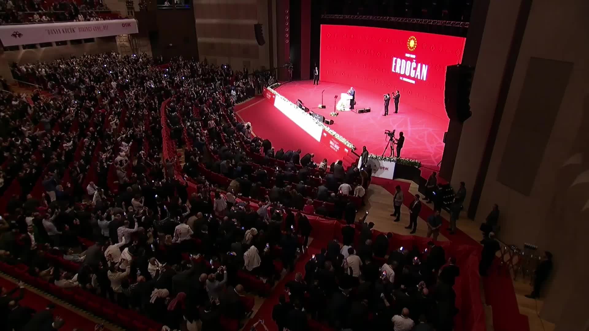 ERDOĞAN: "ÜLKEMİZİ BÜYÜTME YOLUNDA KAT ETTİĞİMİZ MESAFE TÜM İŞ DÜNYAMIZA YENİ BİR NEFESTİR. EN AZILI TÜRKİYE DÜŞMANLARI BİLE ARTIK ÜLKEMİZİ GÖRMEZDEN GELEMİYOR"