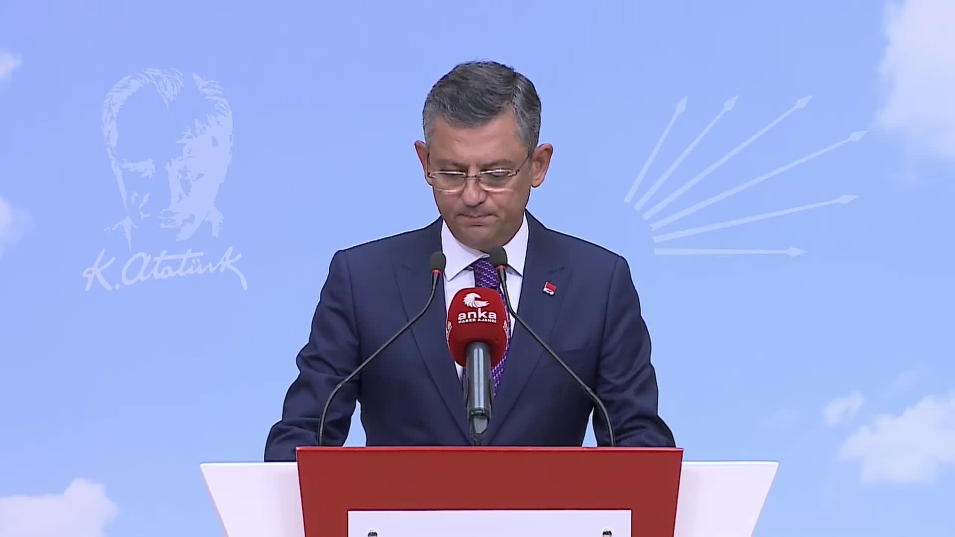 ÖZGÜR ÖZEL: "PARTİ İÇİ İKTİDARI KAZANMAK İÇİN DEĞİL, CHP'Yİ, ATATÜRK'ÜN PARTİSİNİ İKTİDAR YAPABİLMEK İÇİN CHP GENEL BAŞKANLIĞINA ADAYLIĞIMI İLAN EDİYORUM"