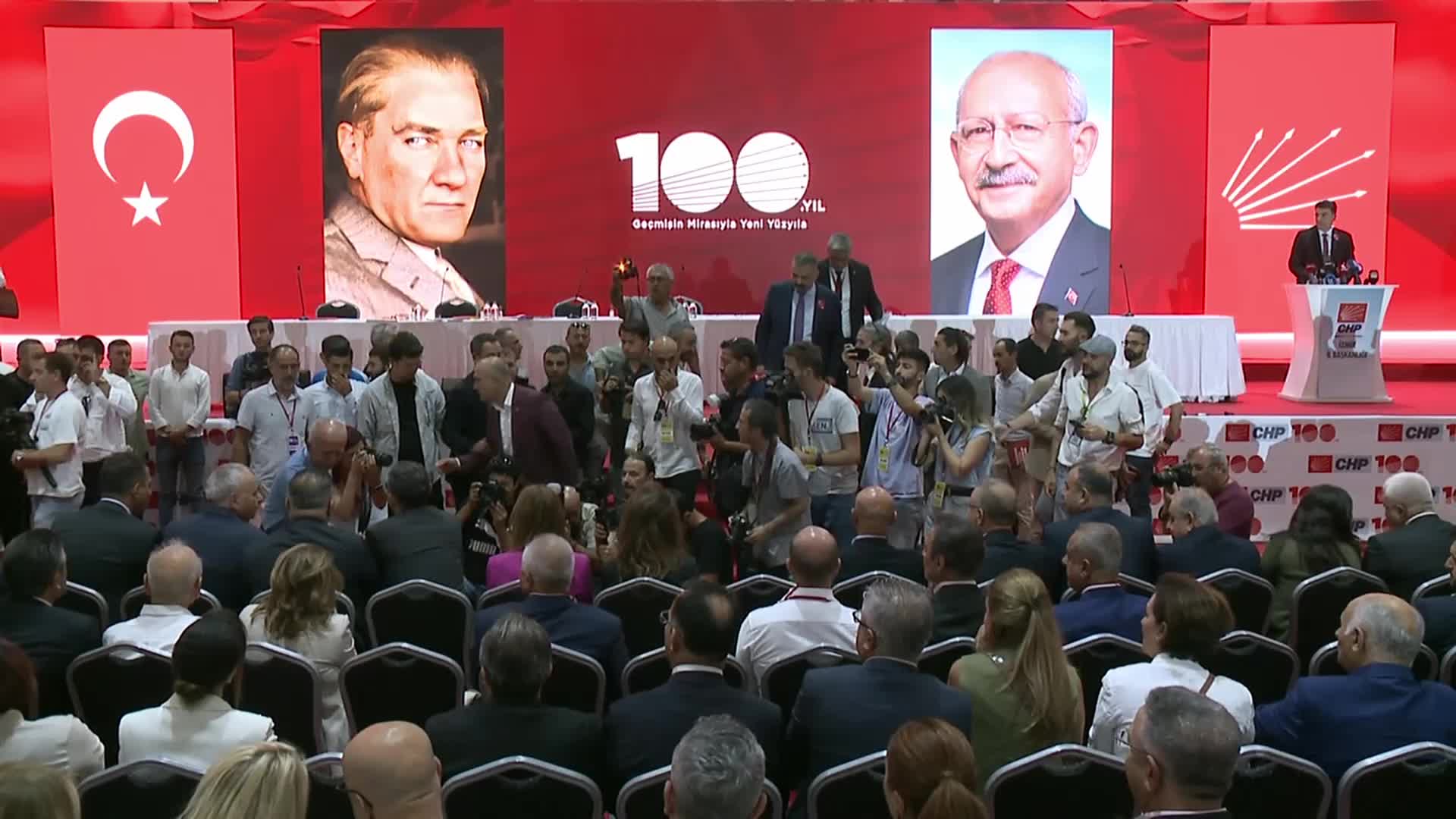 CHP İZMİR İL KONGRESİ... DİVAN BAŞKANI SEÇİLEN ZEYNEL EMRE: “BİZİM İÇİN EN BÜYÜK TEHLİKELERDEN BİRİ, YOLCULUĞUMUZDA FENER OLAN DEĞERLERİMİZİ KAYBETMEKTİR”
