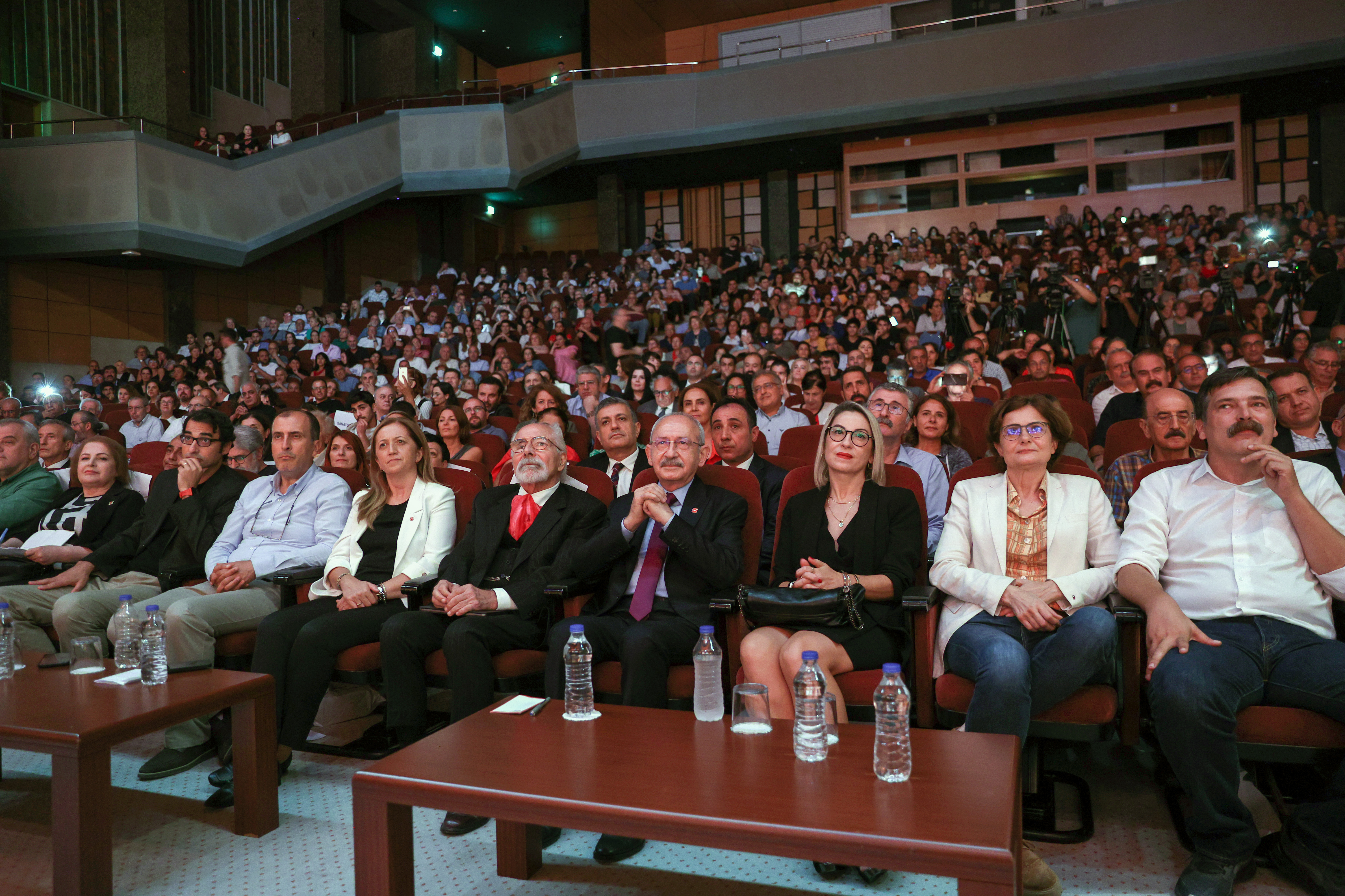 83 GÜNDÜR CEZAEVİ'NDE OLAN GAZETECİ MERDAN YANARDAĞ İÇİN DAYANIŞMA GECESİ DÜZENLENDİ... KEMAL KILIÇDAROĞLU: "AYDINLANMAYA KARŞI OLANLAR ÖNCE O ÜLKENİN AYDINLARINI YOK ETMEK İSTERLER. O NEDENLE MERDAN YANARDAĞ İÇERİDE"