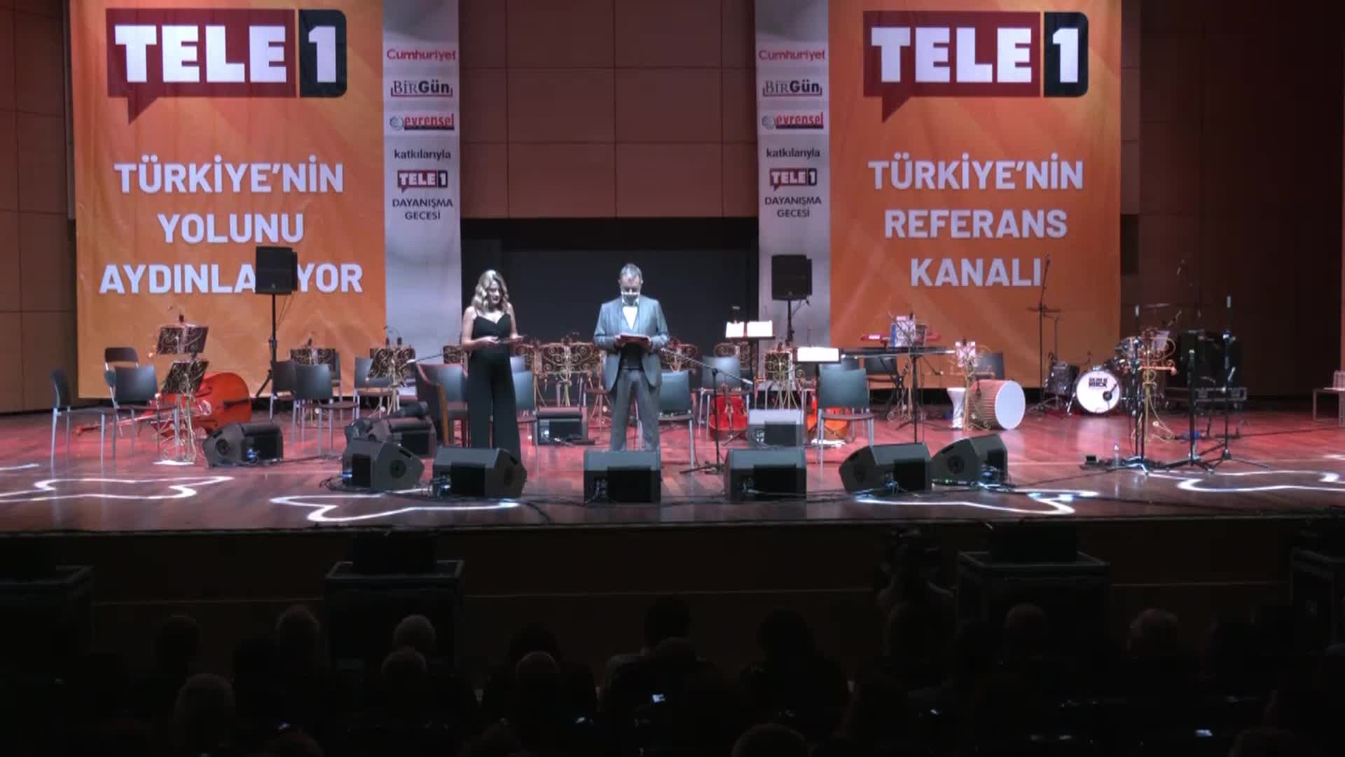 TELE1 DAYANIŞMA GECESİ... MERDAN YANARDAĞ’IN MESAJINI OĞLU ALP YANARDAĞ OKUDU: “BİZLERİ SUSTURMAYI AMAÇLAYAN KİRLİ KUMPASIN ÇÖKMESİ KAÇINILMAZDIR”