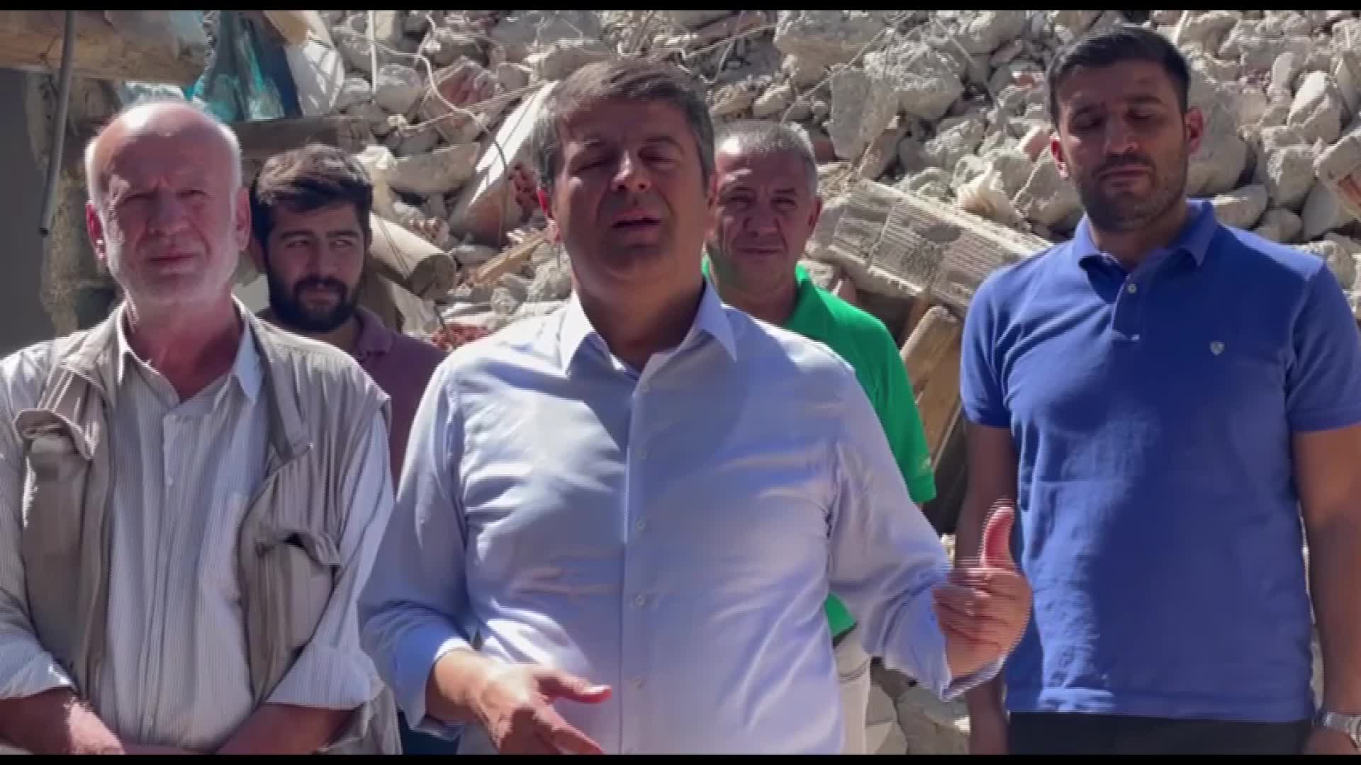 ADIYAMAN'DA AYRIŞTIRMA ÇALIŞMASI SIRASINDA EVİ HASAR ALAN YURTTAŞ: "DEPREMİN YIKAMADIĞI EVİMİ FİRMA BAŞIMA YIKTI"