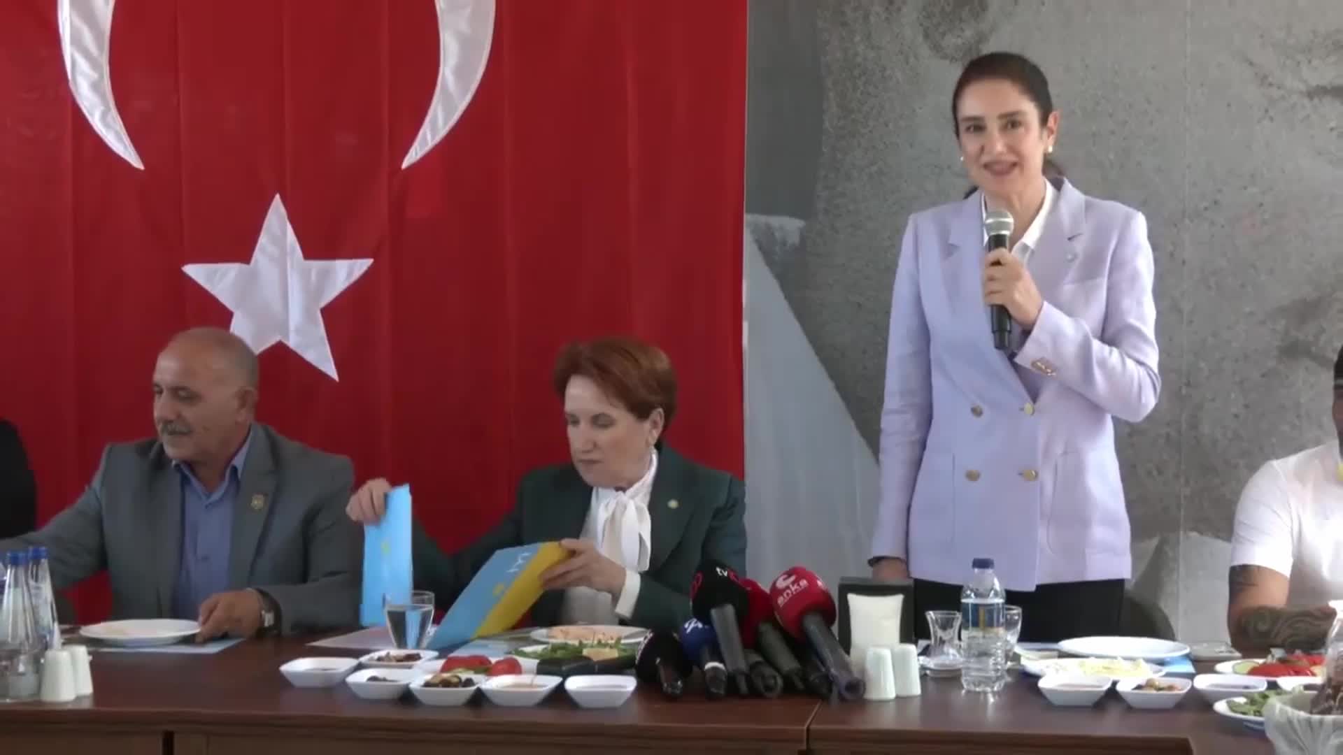 MERAL AKŞENER, GAZİLERLE BİR ARAYA GELDİ: "İSTER İKTİDAR, İSTER MUHALEFET HEPSİ SİZİN KARŞINIZDA ‘HAZIR OL’DA DURMAK MECBURİYETİNDEDİR"