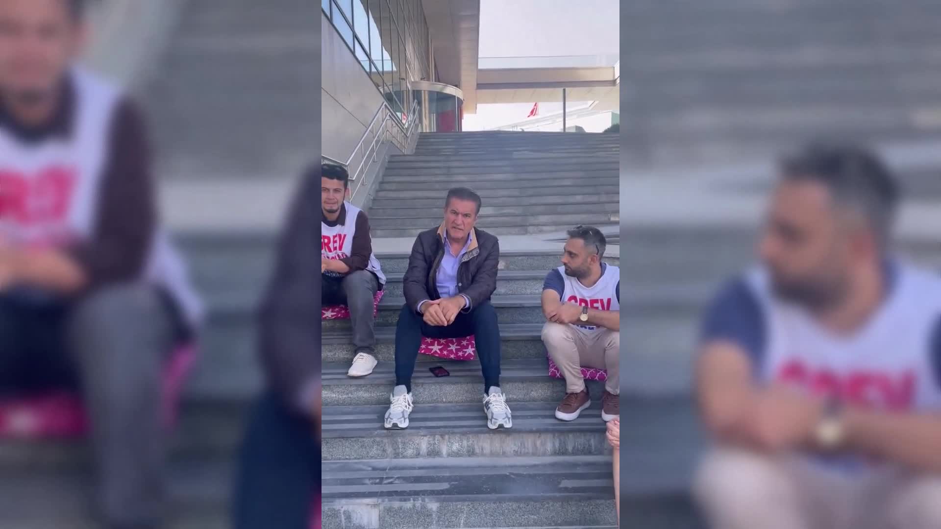 MUSTAFA SARIGÜL'DEN SPUTNİK’TE GREV YAPAN GAZETECİLERE DESTEK ZİYARETİ: “YILLARCA TOPLU SÖZLEŞMELERE İMZA ATMIŞ BİRİSİ OLARAK BUNUN BİR AN ÖNCE SONA ERMESİNİ VE ARKADAŞLARIMIZIN İŞBAŞI YAPMALARINI ARZU EDİYORUM”