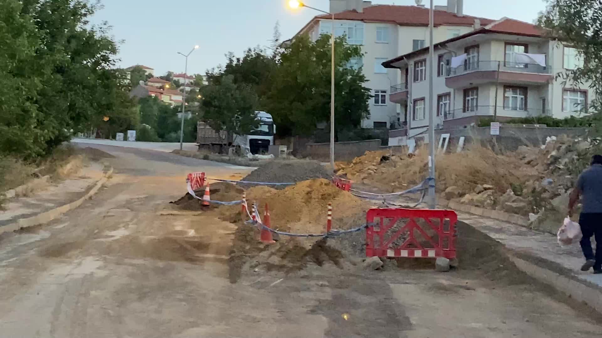 YOZGAT’TA ALTYAPI ÇALIŞMALARI ESNASINDA AÇILAN ÇUKURA DÜŞEN GENÇ KIZ HASTANELİK OLDU