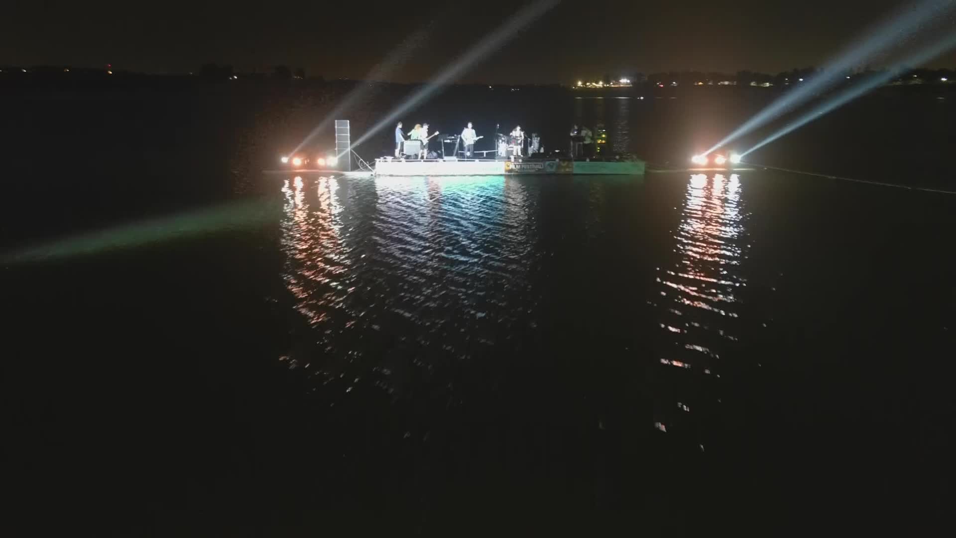 ALTIN KOZA KAPSAMINDA GÖL ÜZERİNDE DÜZENLENEN KONSER, RENKLİ GÖRÜNTÜLERE SAHNE OLDU
