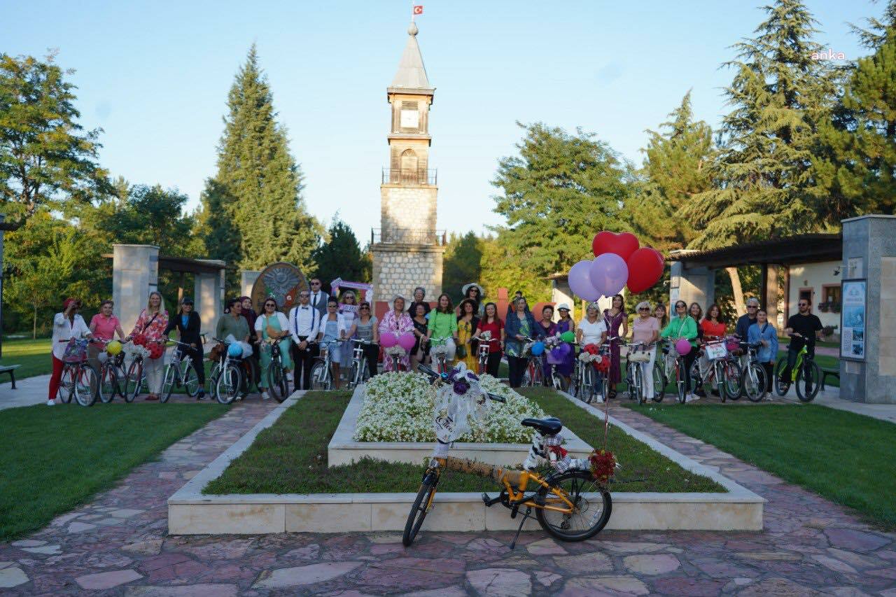 BİLECİK'TE DÜZENLENEN SÜSLÜ KADINLAR BİSİKLET TURUNDA BU KEZ İKLİM DEĞİŞİKLİĞİNE DİKKAT ÇEKİLDİ