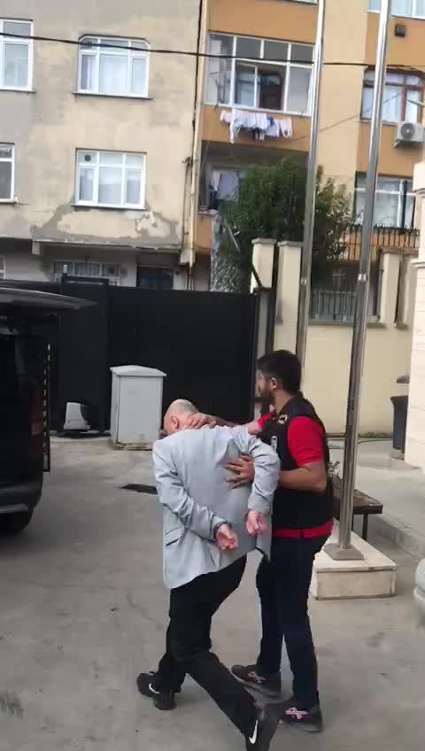 İSTANBUL ESENLER'DE YABANCI UYRUKLULARA AİT DÜKKANLARA SALDIRI DÜZENLEYEN ŞÜPHELİLERDEN BİRİ YAKALANDI