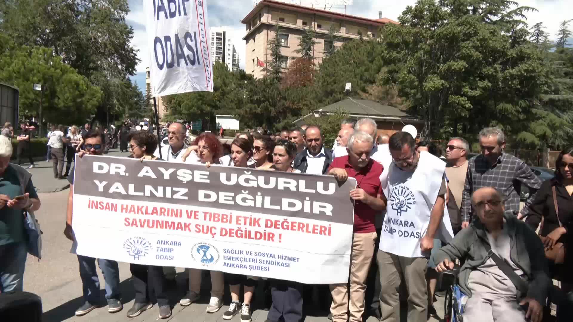 ATO VE SES, DOKTOR AYŞE UĞURLU'NUN KAMU GÖREVİNDEN UZAKLAŞTIRILMASINI PROTESTO ETTİ... AYŞE UĞURLU: "İNSAN HAKLARINDAN VE İYİ HEKİMLİK MÜCADELESİNDEN HİÇBİR KURUM VE KURULUŞ BENİ UZAKLAŞTIRAMAZ"