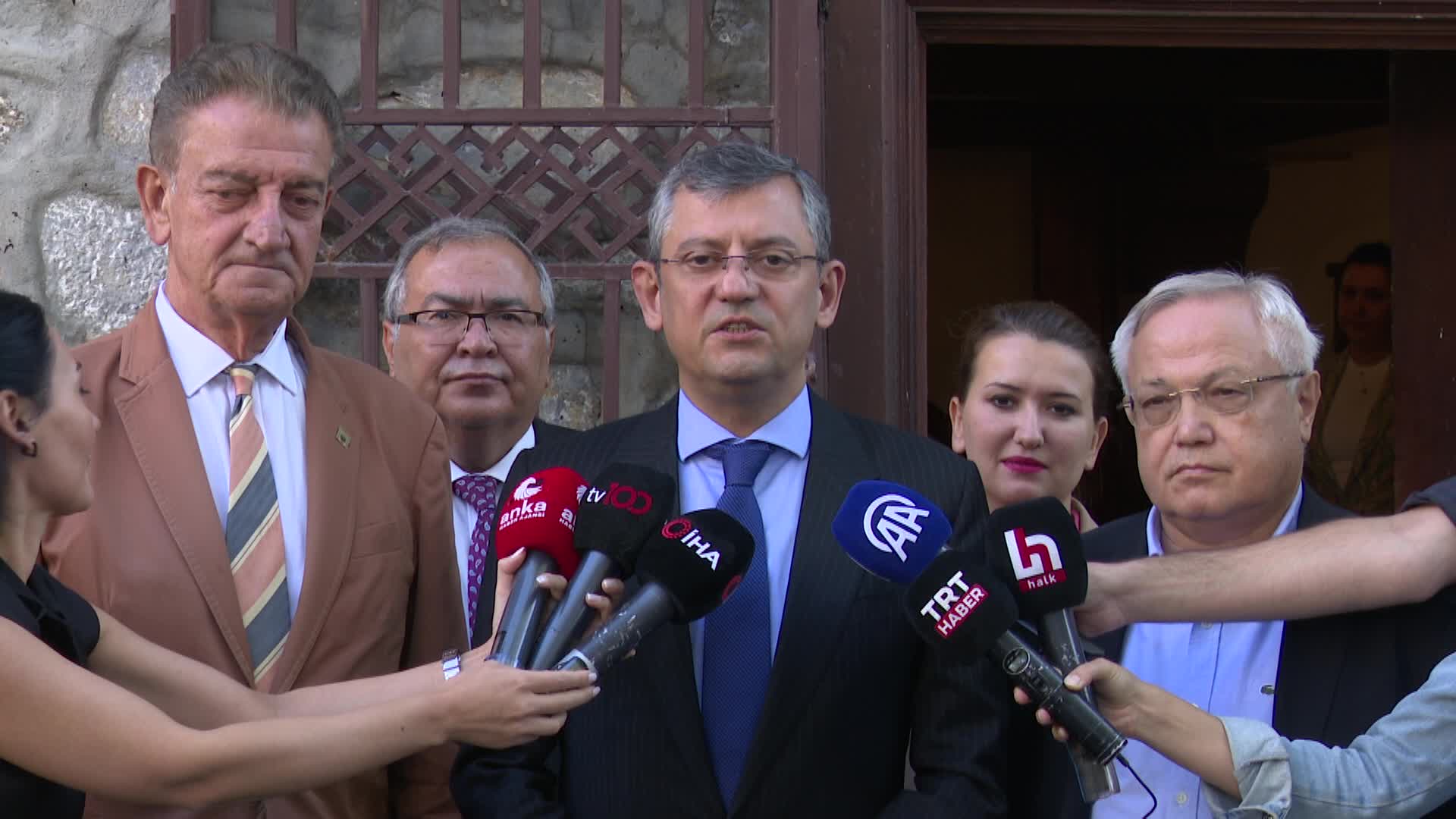 ÖZGÜR ÖZEL: “MÜCADELEMİZ, AYDINLANMA ATEŞİNİ SÖNDÜRÜP TÜRKİYE’Yİ KARANLIĞA BOĞMAYA ÇALIŞANLARA KARŞI BİR MÜCADELEDİR”
