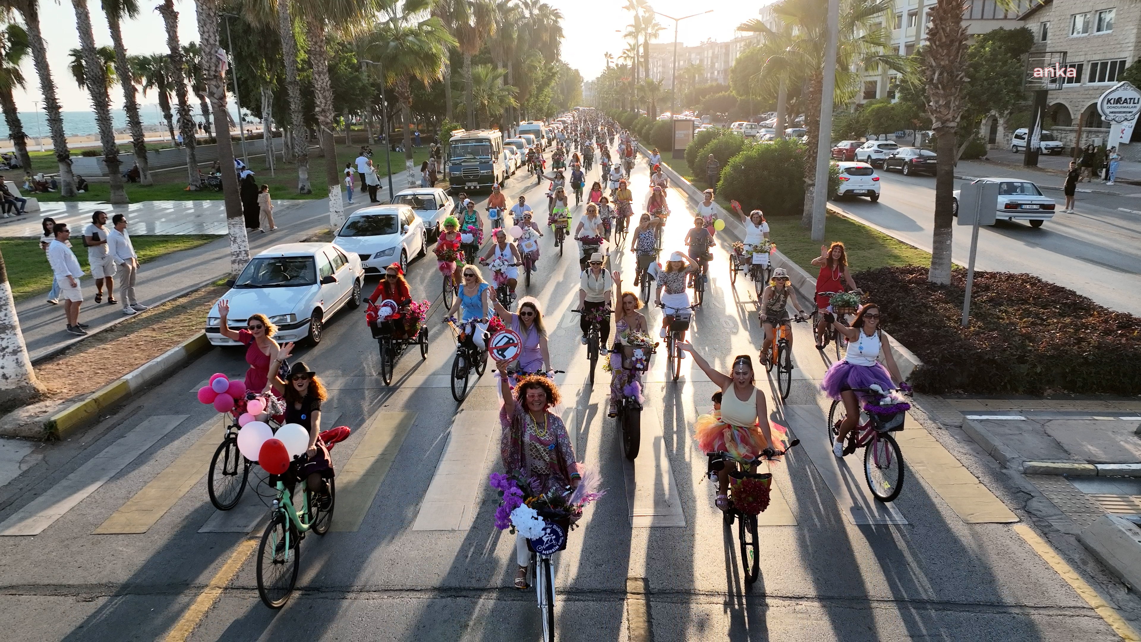 MERSİN’DE SÜSLÜ KADINLAR, BU YIL DA FARKINDALIK İÇİN PEDAL ÇEVİRDİ