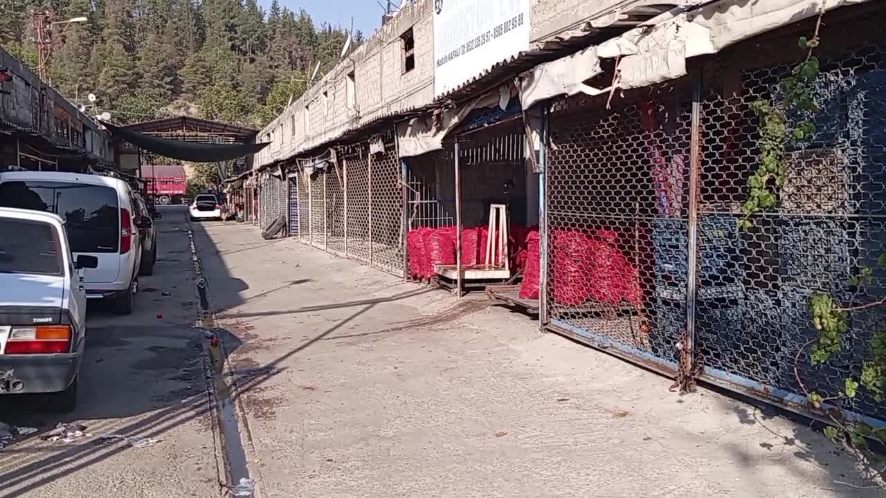 DEPREMDE İŞ YERİ HASAR GÖREN KADİRLİLİ HAL ESNAFI: "7 AYDIR DÜKKANIMIZA GİREMİYORUZ"