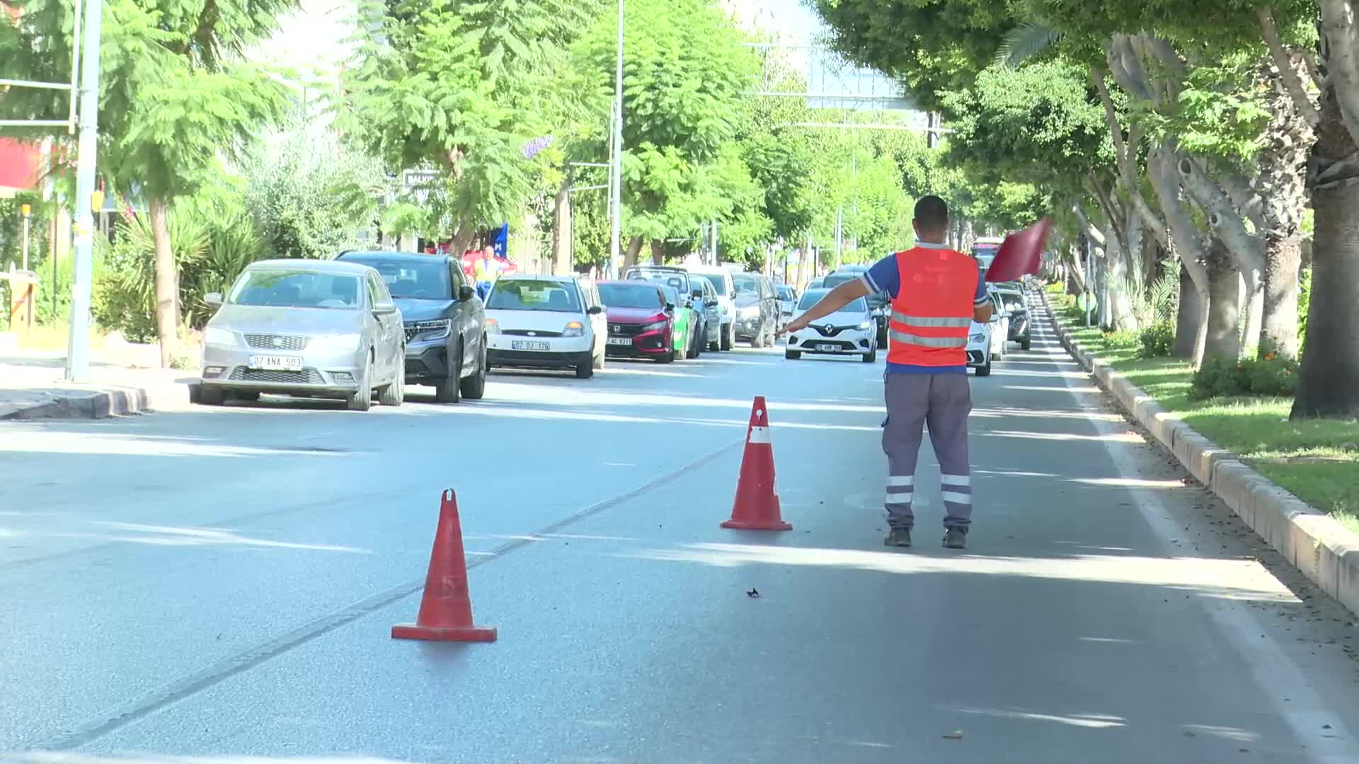 ANTALYA’DA ASAT EKİPLERİ YAĞMUR SUYU HATTI TEMİZLİĞİNE BAŞLADI. MERKEZ İLÇELERDE YER ALAN ANA ARTERLER TEMİZLENİYOR