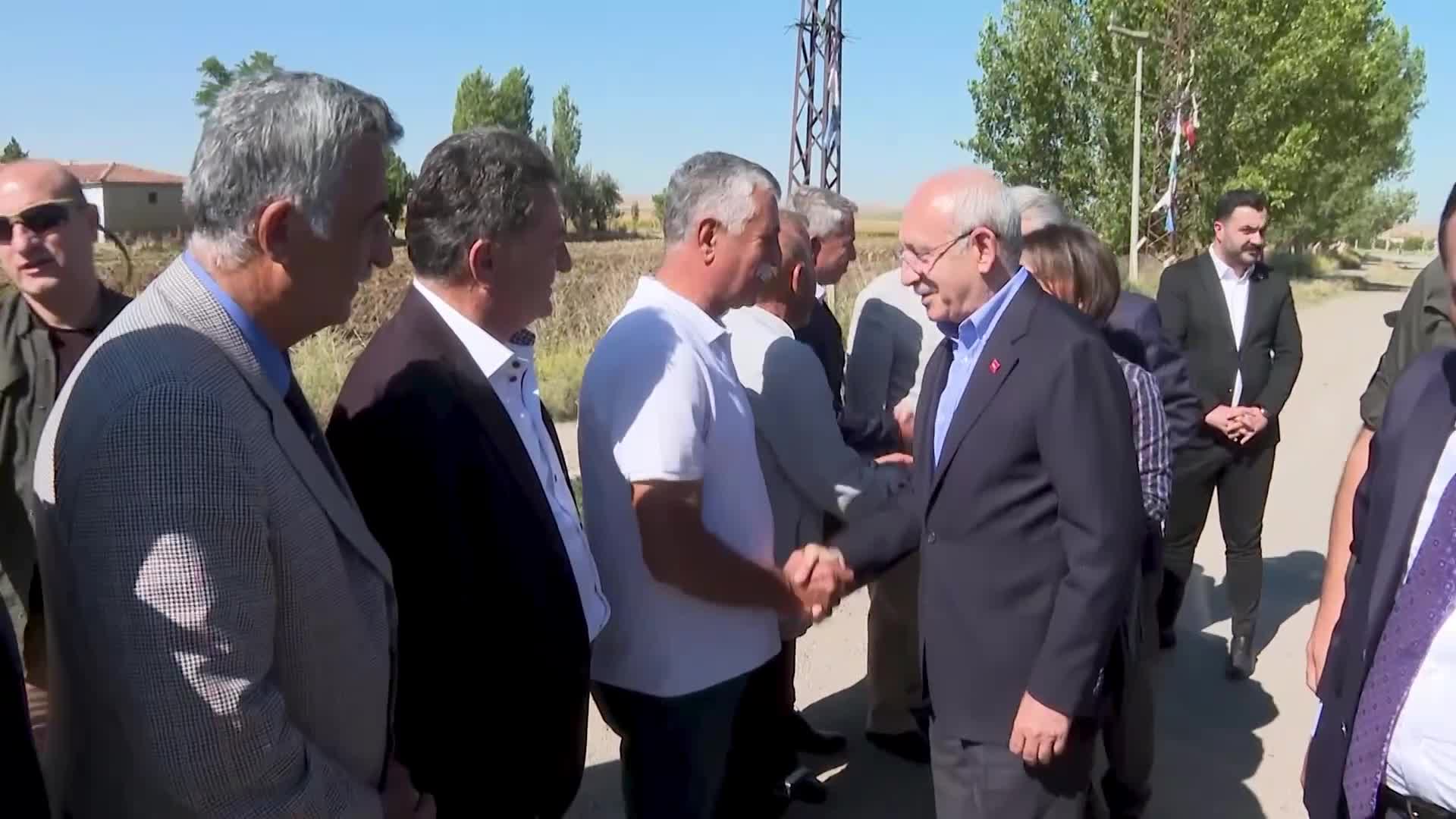 KILIÇDAROĞLU, BALA'DA ÜRETİCİLER VE TARIM İŞÇİLERİYLE BİR ARAYA GELDİ... SOĞAN ÜRETİCİSİ: "ÇİFTÇİ BİTTİ Mİ TÜRKİYE BİTER; BU ÜLKENİN, BU HALKIN BÜTÜN GELİRİ ÇİFTÇİDİR, DEVLETİN BEL KEMİĞİDİR AMA ÇİFTÇİ YOK"