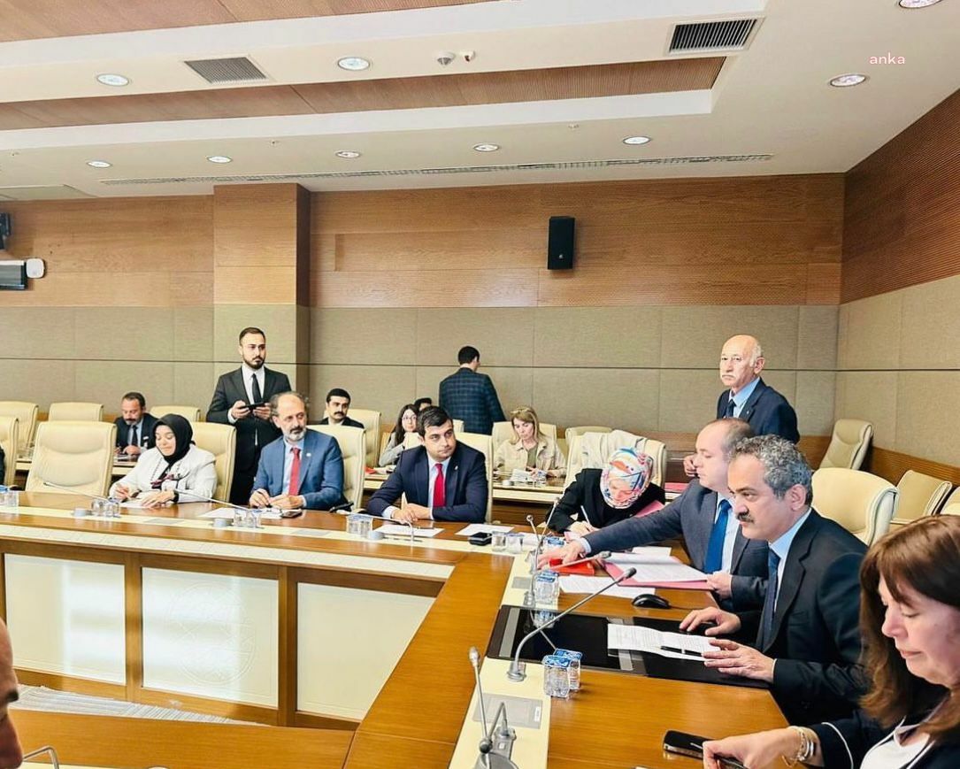 DENİZ DEMİR: "MİLLİ EĞİTİM BAKANI'NIN KAYIT ÜCRETİ VE BAĞIŞ TALEBİ OLMADIĞINI SÖYLEMESİNE RAĞMEN SAYIŞTAY RAPORUNDAKİ BAĞIŞ KALEMİNE AİT YÜKSEK ARTIŞ ORTADA VE BAKANIN SÖZLERİNİ YALANLIYOR”