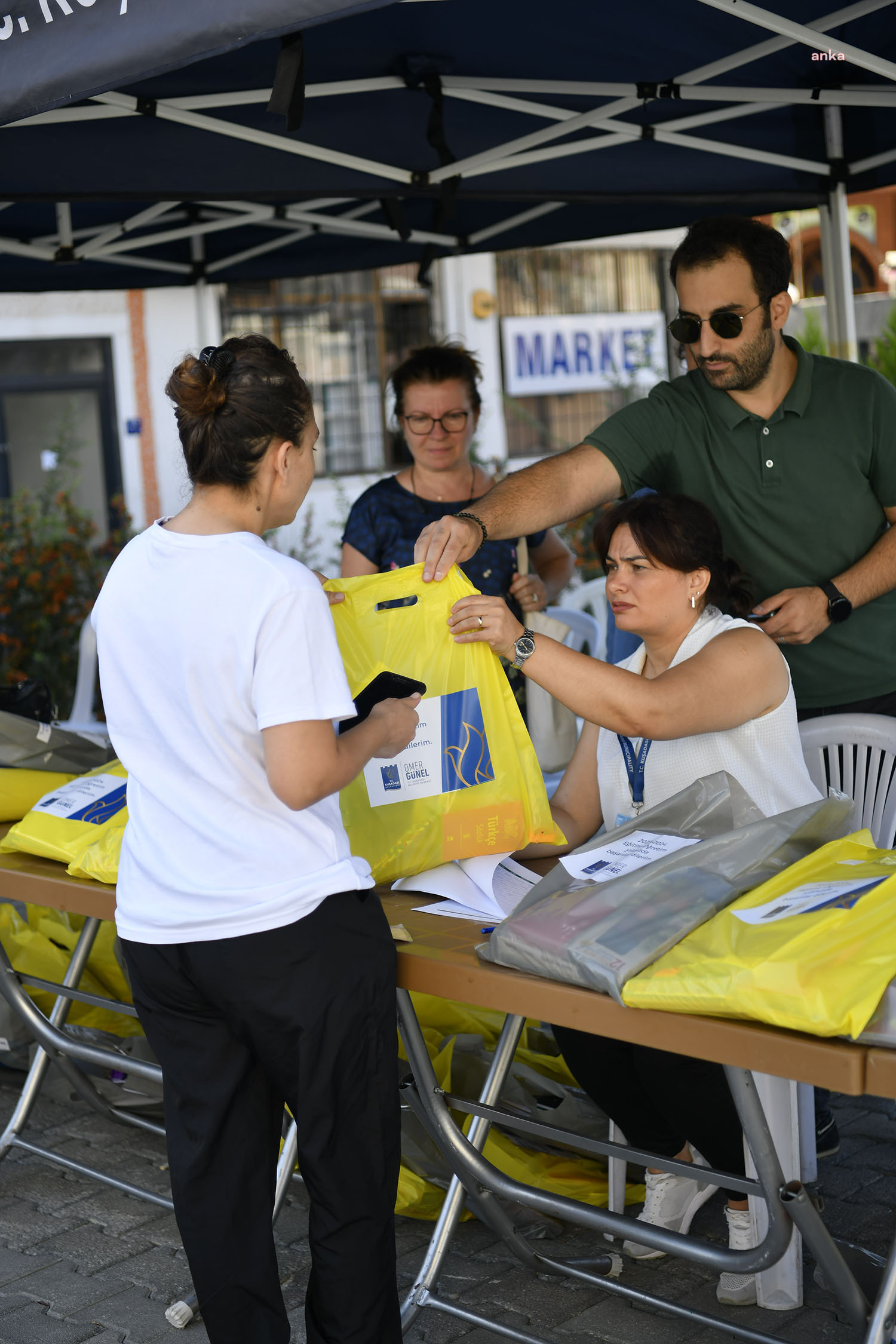 KUŞADASI BELEDİYESİ ÖĞRENCİLERİN YANINDA