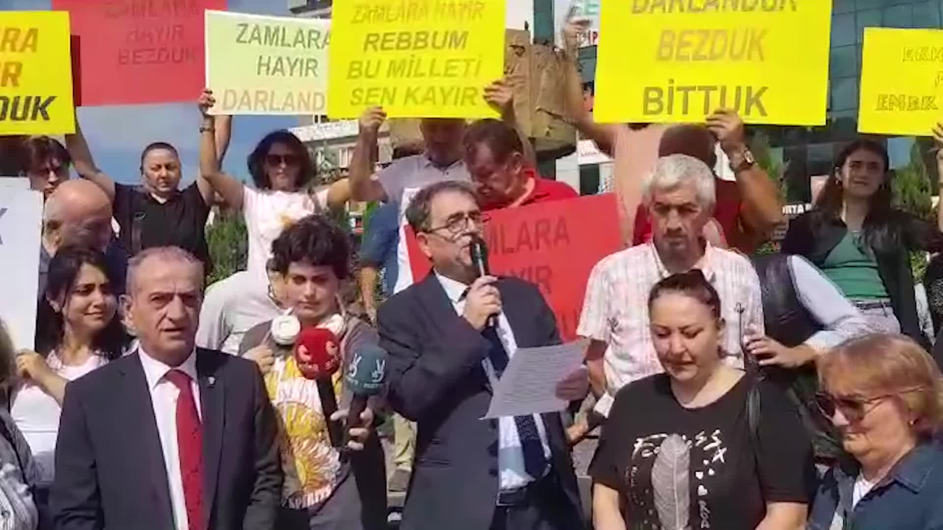 CHP RİZE İL ÖRGÜTÜNDEN ZAM PROTESTOSU: "ARTIK GEÇİNEMEYECEK HALDEYİZ"