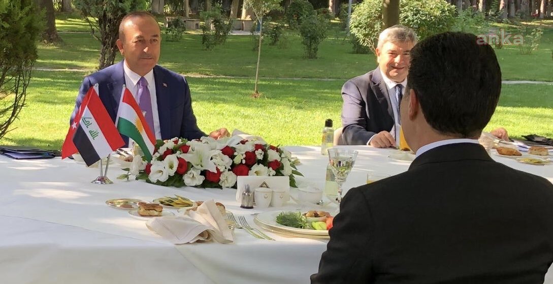 AYNI MASA FARKLI BAYRAKLAR