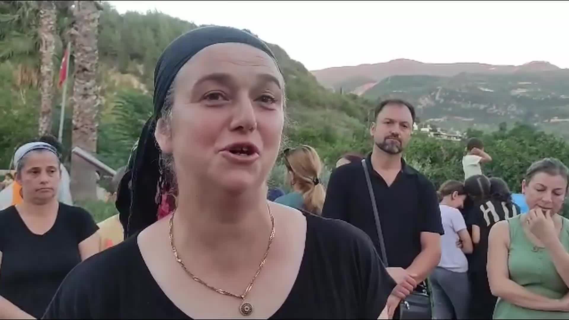 HATAY'IN DEFNE İLÇESİ SAKİNLERİ ÇOCUKLARININ EĞİTİMDEN KOPMAMASI İÇİN ÜCRETSİZ SERVİS İSTİYOR... ÜÇ ÇOCUK ANNESİ YURTTAŞ: “YEMEK YOK, SERVİSİMİZ YOK. BENİM ÖĞRENCİM 8. SINIF, KAYNAK KİTABI ALMAK ZORUNDAYIM, PARAM YOK”