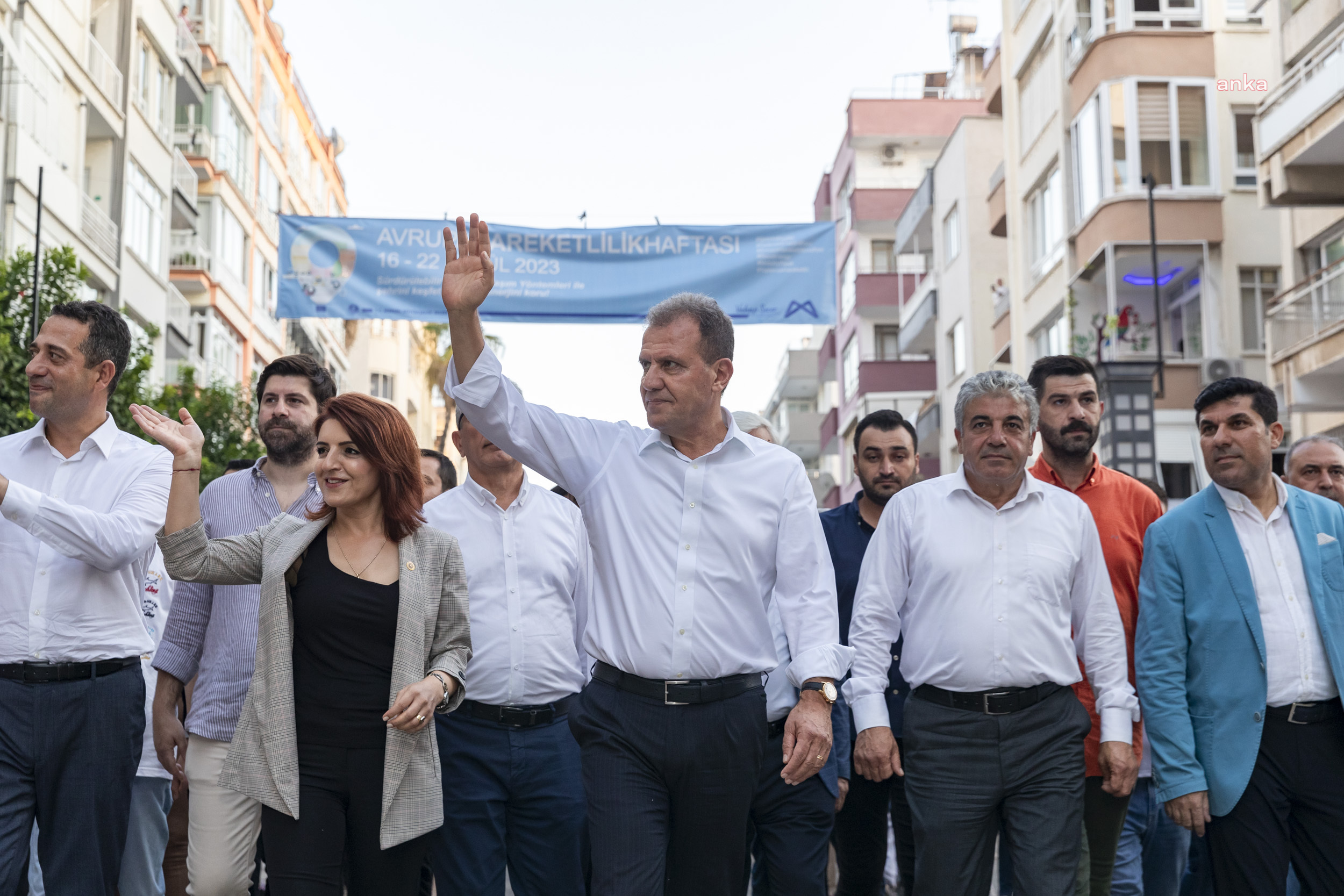 VAHAP SEÇER, ‘ARABASIZ GÜN ETKİNLİĞİ’NDE ÇEVRE FARKINDALIĞI İÇİN VATANDAŞLARLA YÜRÜDÜ