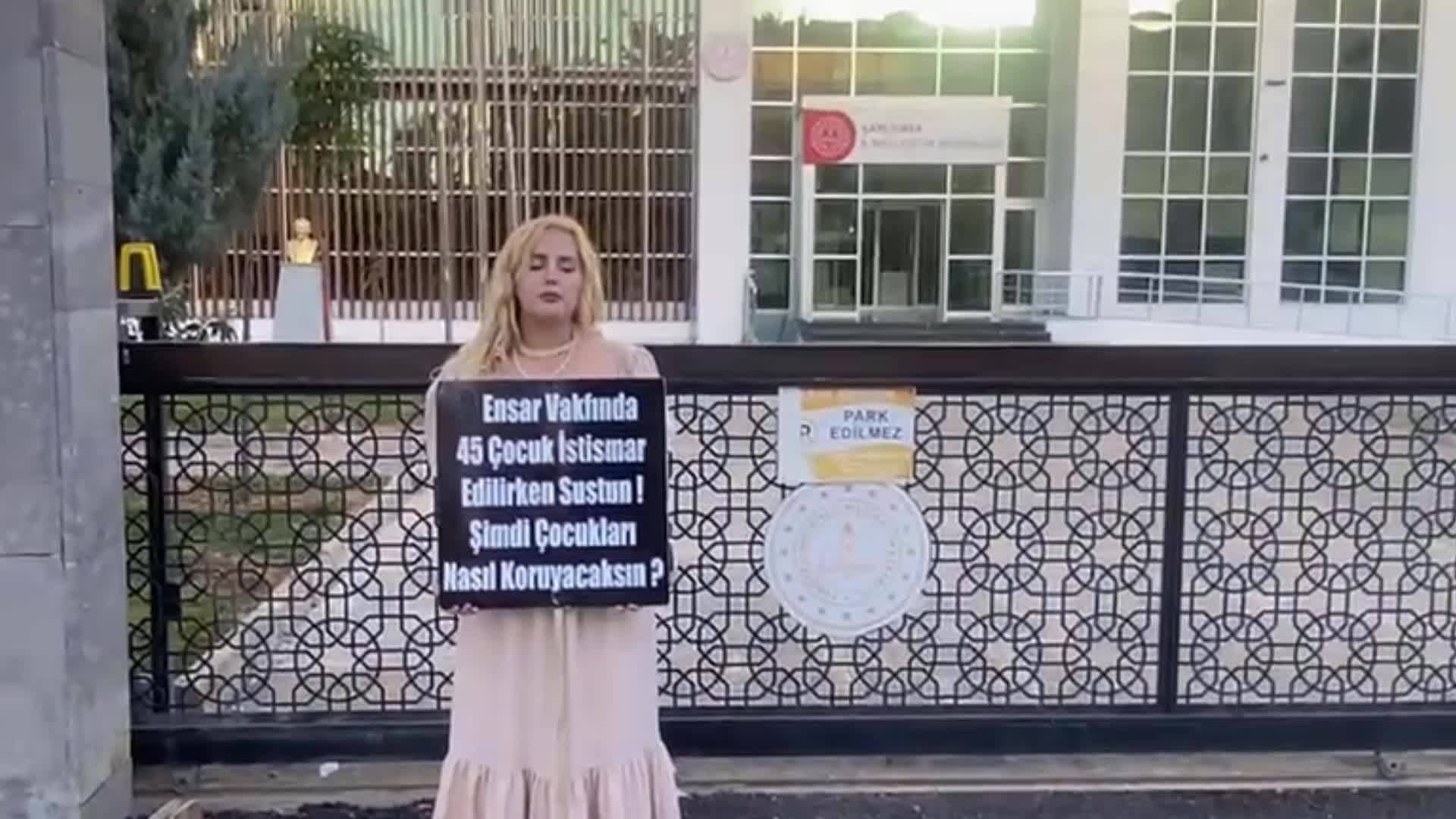 ŞANLIURFA İL MİLLİ EĞİTİM MÜDÜRÜ ASIM SULTANOĞLU’NU PROTESTO EDEN EMİNE GİZEM ÇETİNER: “SİYASİ PARTİLERİN, STK’LARIN DESTEK OLMASINI BEKLİYORUM”
