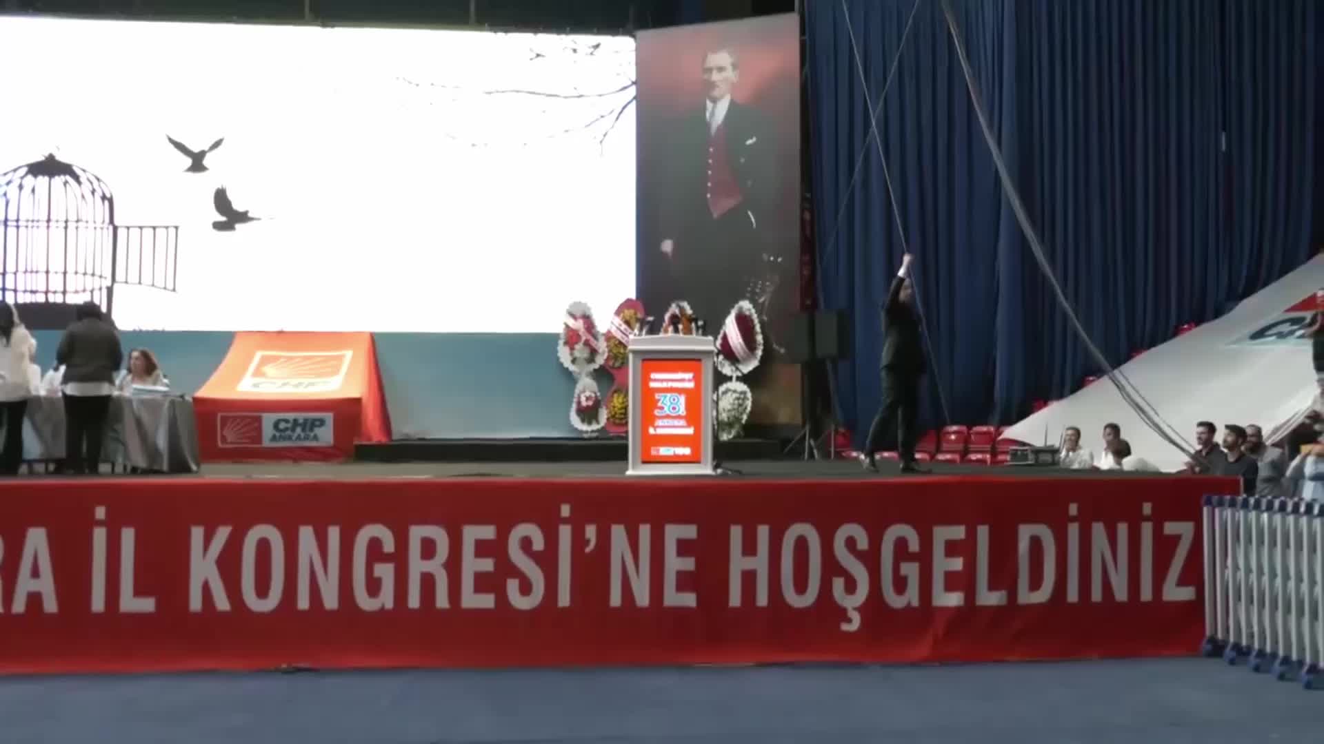 CHP ANKARA İL KONGRESİ... BAŞKAN ADAYI ÜMİT ERKOL: “BÖYLE YENİLİKÇİLİK OLMAZ. BİR GÜN ÖNCE KILIÇDAROĞLU'NUN DOKTRİNİNİ ANLATACAKSIN, BİR GÜN SONRA YENİLİKÇİ OLACAKSIN, YOK BÖYLE YAĞMA”