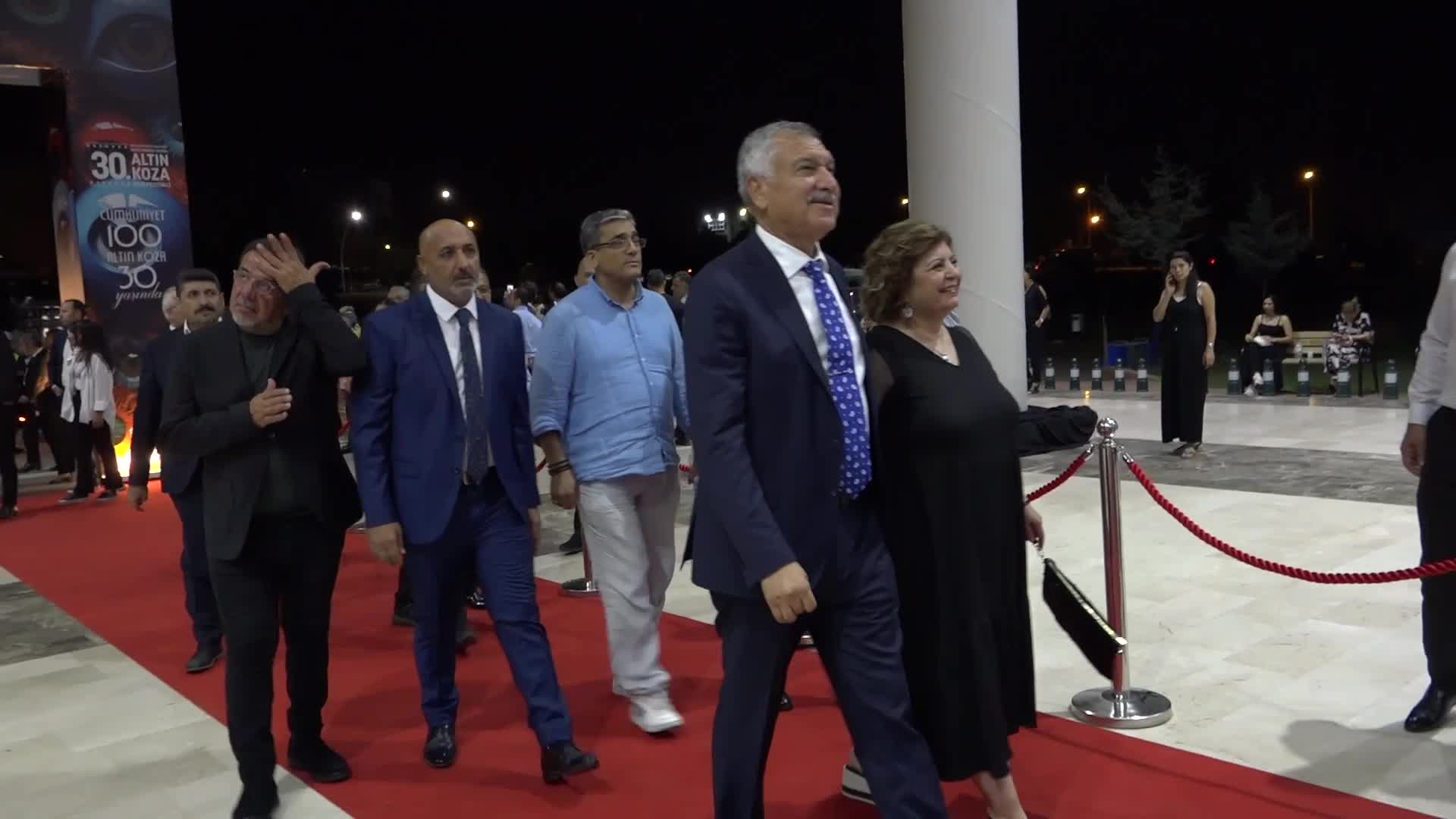 ALTIN KOZA SAHİPLERİNİ BULDU... TÜRKAN ŞORAY VE KADİR İNANIR’A "SİNEMANIN YÜZÜ" ÖDÜLÜ VERİLDİ