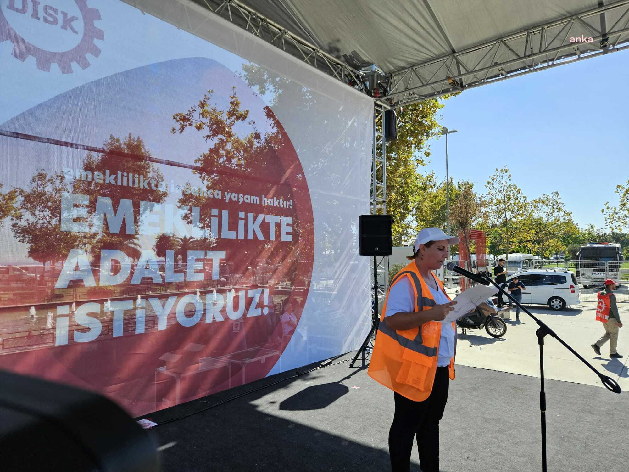 DİSK’TEN İSTANBUL’DA “EMEKLİLER BULUŞMASI”: “BİZLERİ YARALAYAN, AKRANLARIMIZLA BENZER PRİMLE 2’NCİ SINIF VATANDAŞ HİSSETMEMİZİ SAĞLAYAN ADALETSİZLİKTİR”